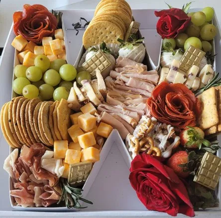 Food With Clear Lid Window Tray Paper Cardboard Mache Alphabet Letter shaped Grazing Box For Charcuterie