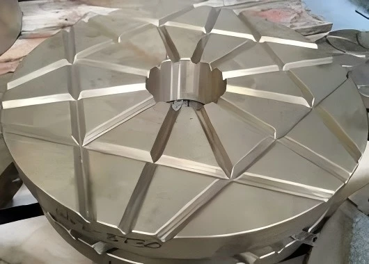 Поршневые износостойкие костюмы конусная дробилка Sandvikk