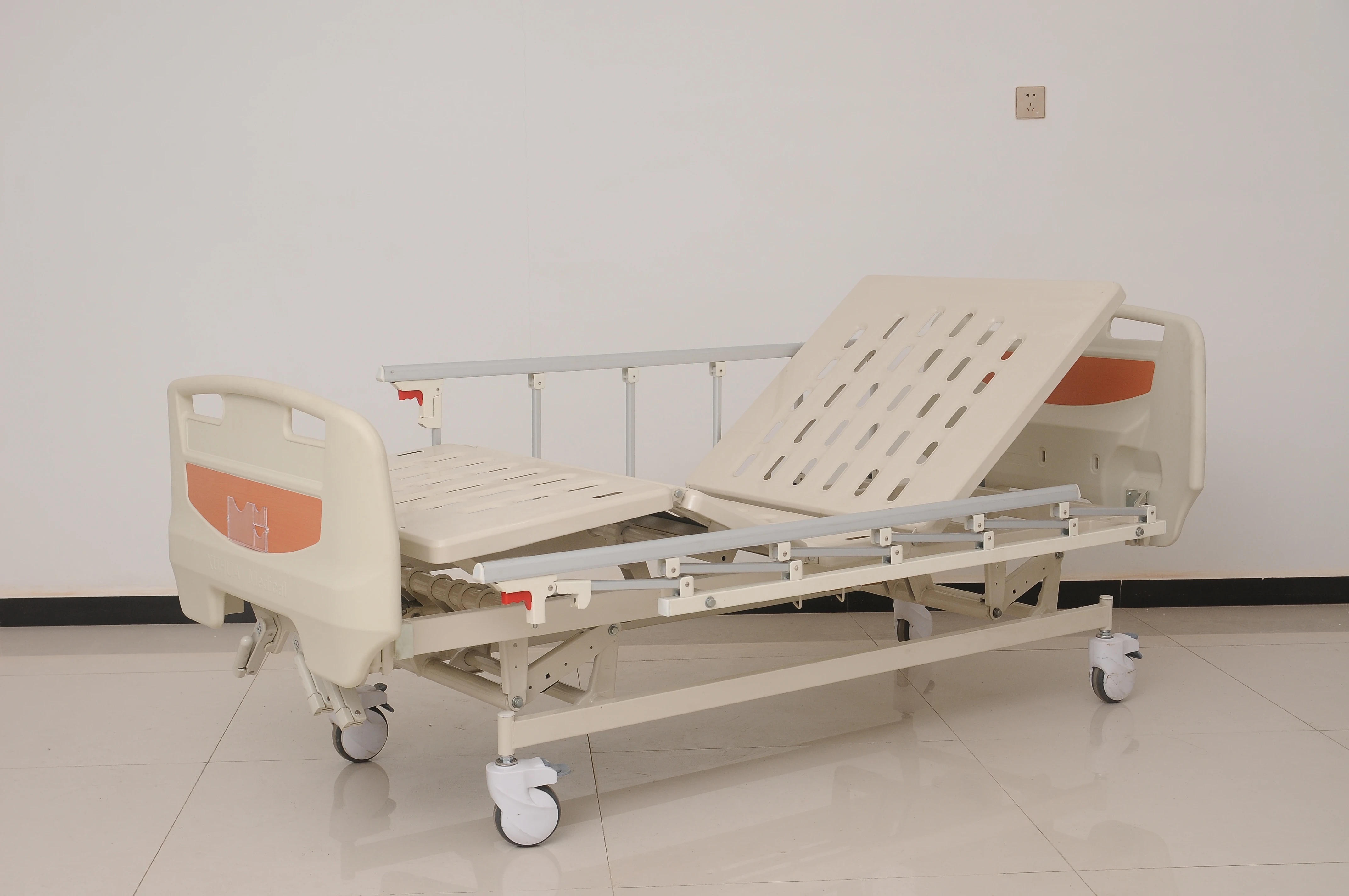 Multi function single and double swing 3 crank manual paramount hospital bed with automatic toilet