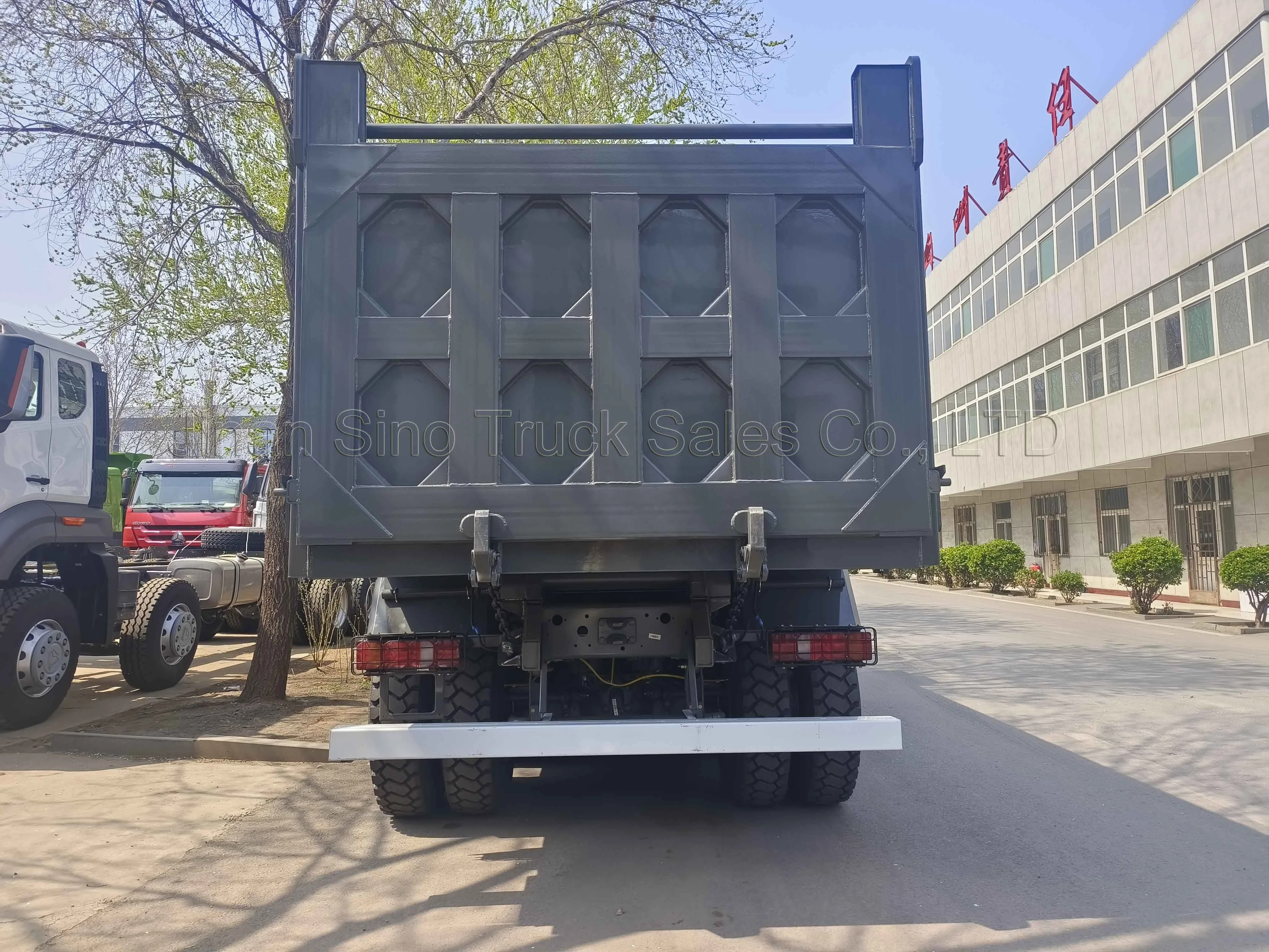HOWO NX 8X4 12 Wheels Front Side Lifting Dump Trucks For Mining Area