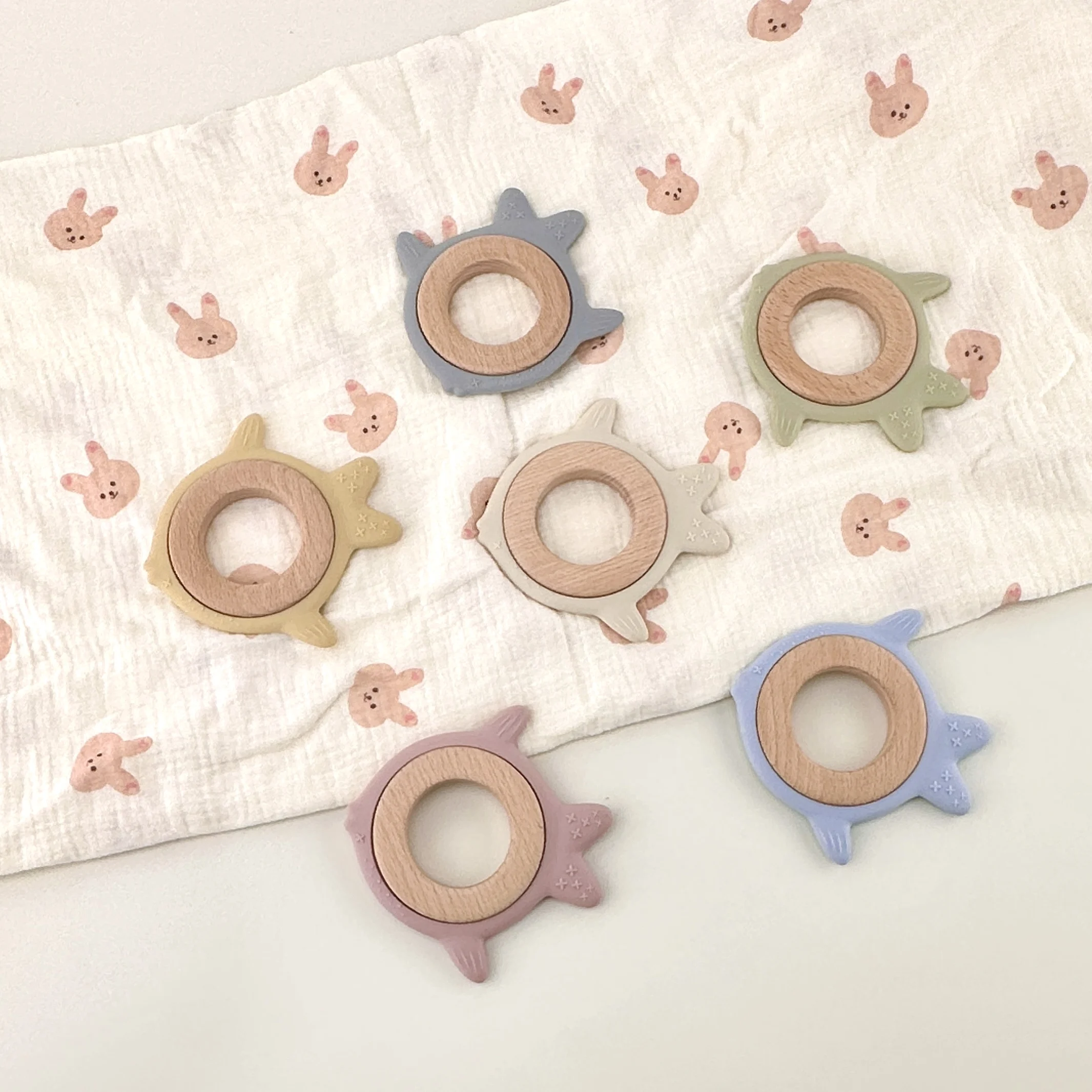 CE Round Silicone Fish Teething Toy Wood Gift Set For Newborn Baby Organics Happy Baby,Teether Charm Silicon and wooden teether
