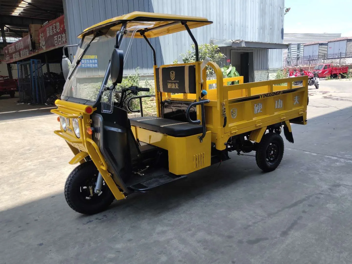 200cc/250cc motorized gas powered easy cabin three wheel cargo tricycle/three wheel motorcycle for cargo with windshield