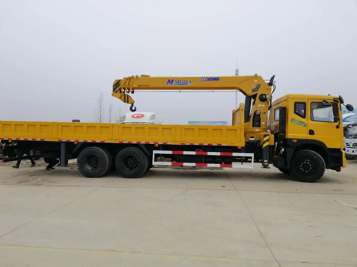 XCMG self loading truck crane mounted SQS300-4 12 ton truck crane for sale
