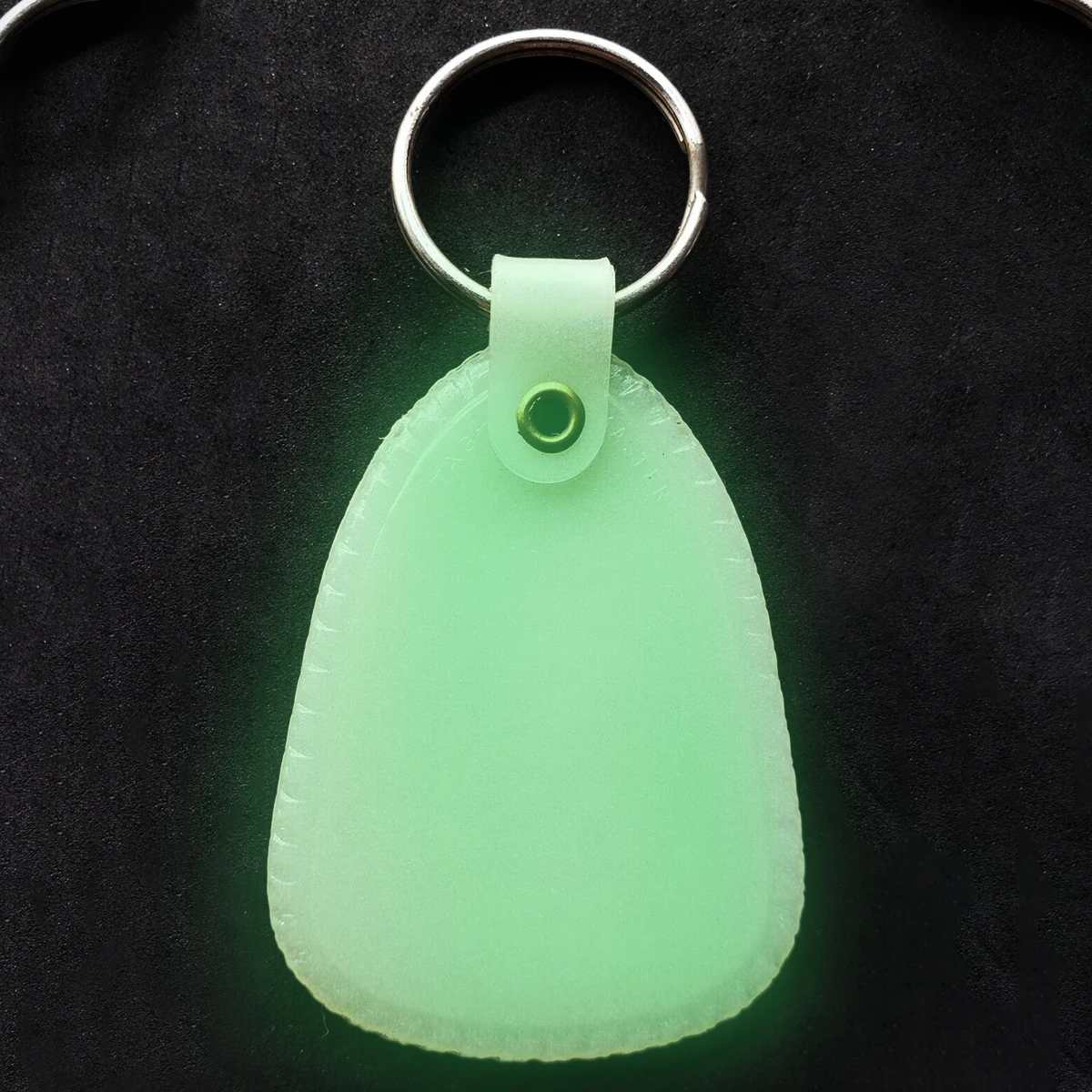 a set blank saddle plastic keychain custom glow key ring key finder glitter keychain