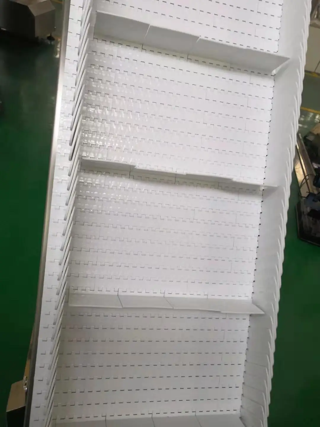 Food grade inclined conveyor elevator for frozen food