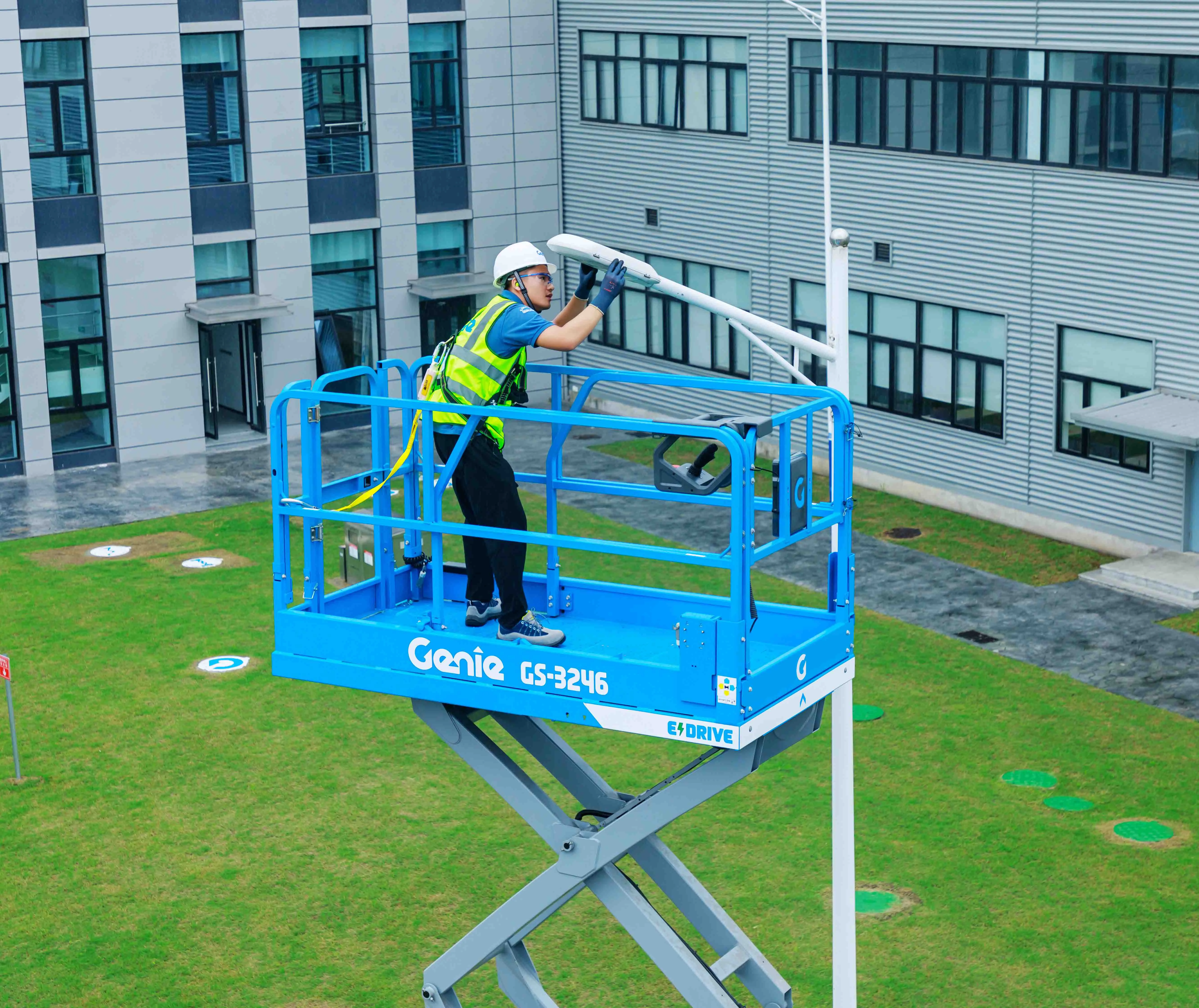 Гидравлическая подъемная платформа гусеничная ножничная GS-3246 для дешевой продажи