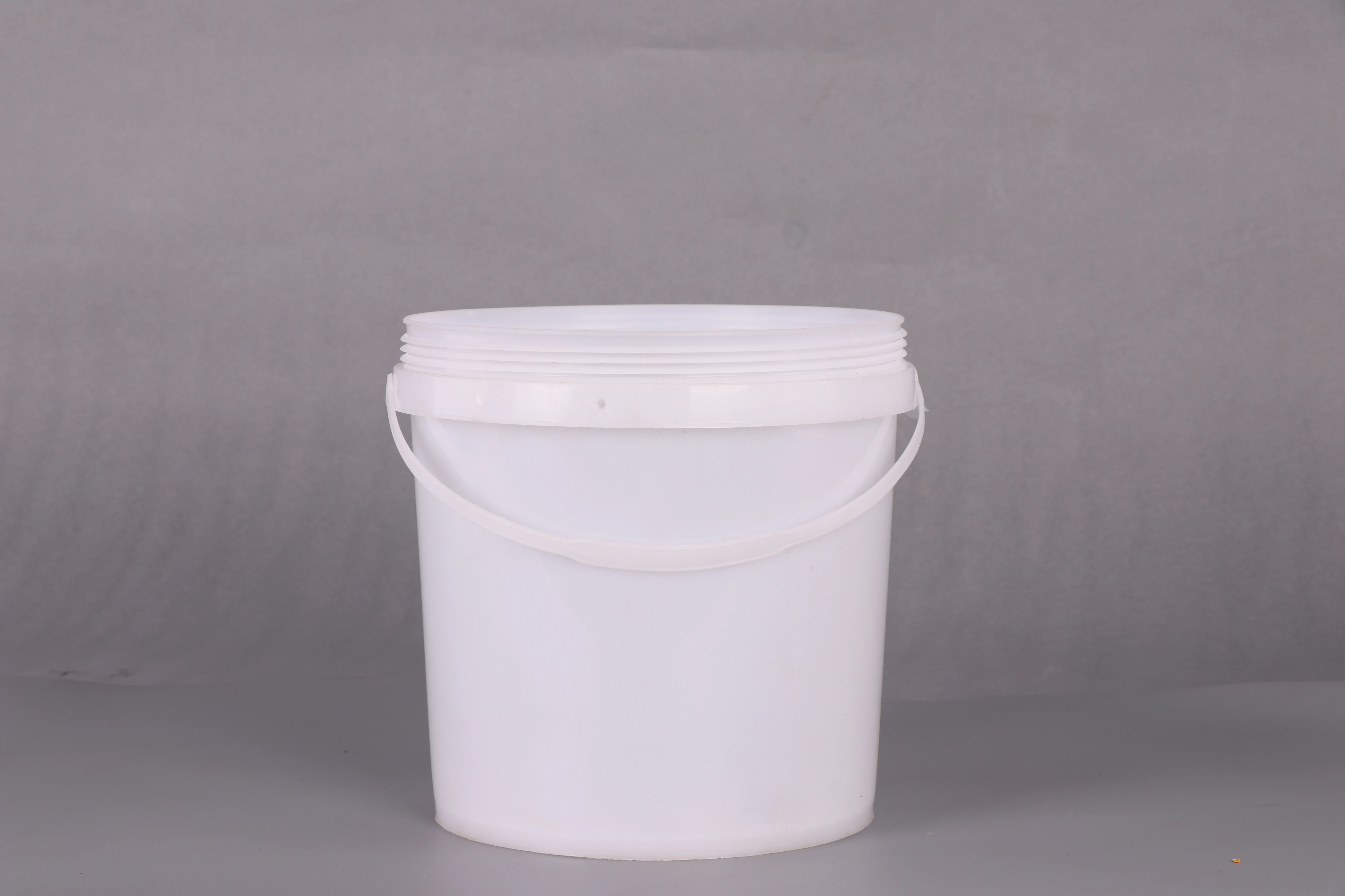 Wholesale 10L 15L 18L 20L plastic bucket PP plastic paint bucket with lid and handle