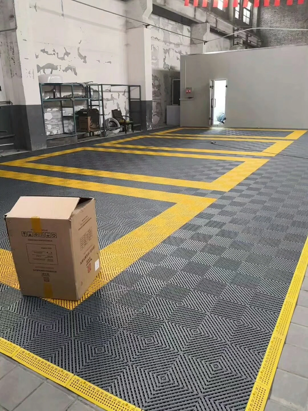 Interlocking Garage Floor Tiles 20mm Thick PP Material Indoor/Outdoor Workshop Protective Car Wash Mat