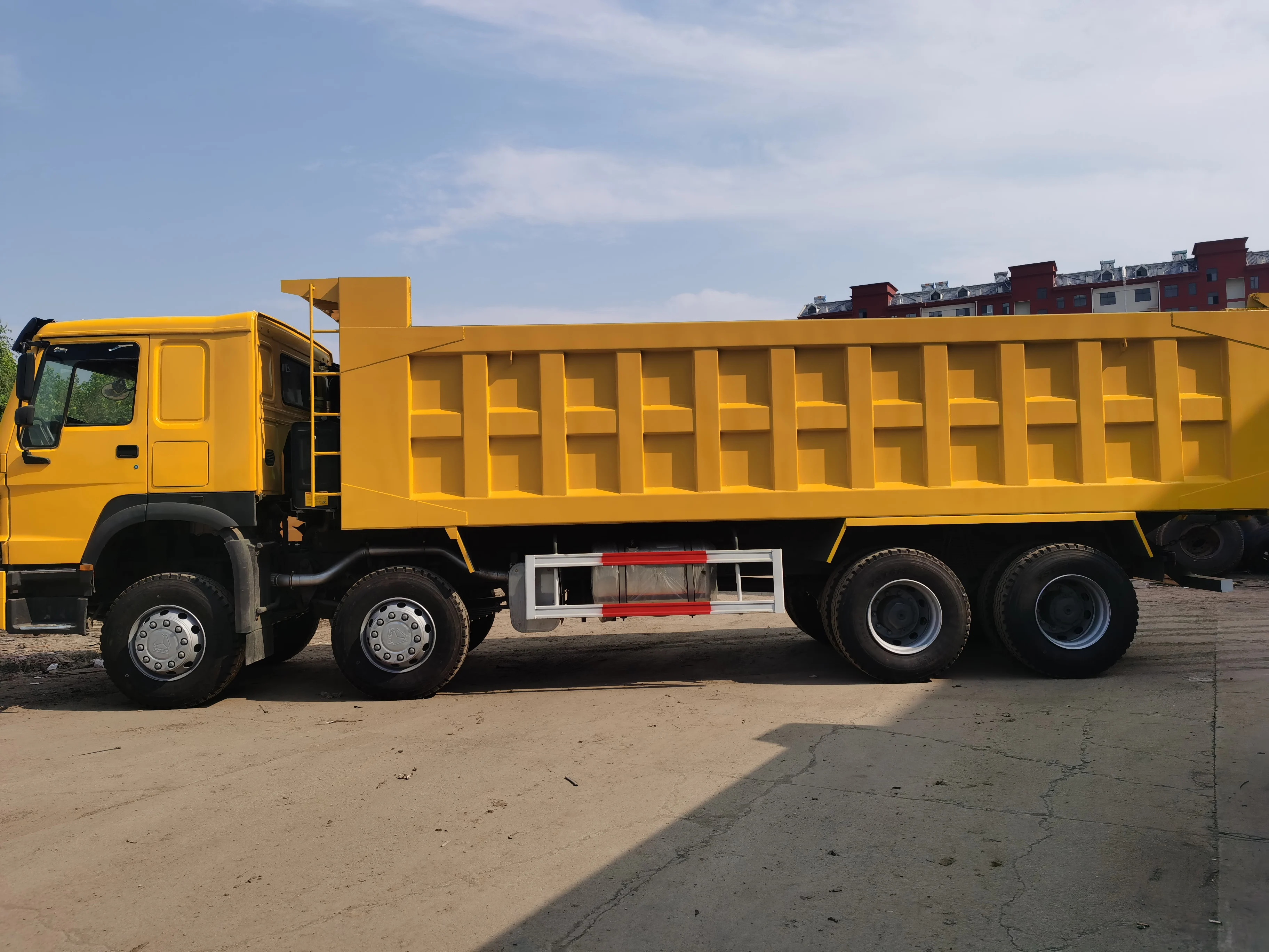Самосвал howo 30 тонн dongfeng японский Подержанный мини isuzu npr грузовик шахтерский туннельный самосвал 8x4 в Китае