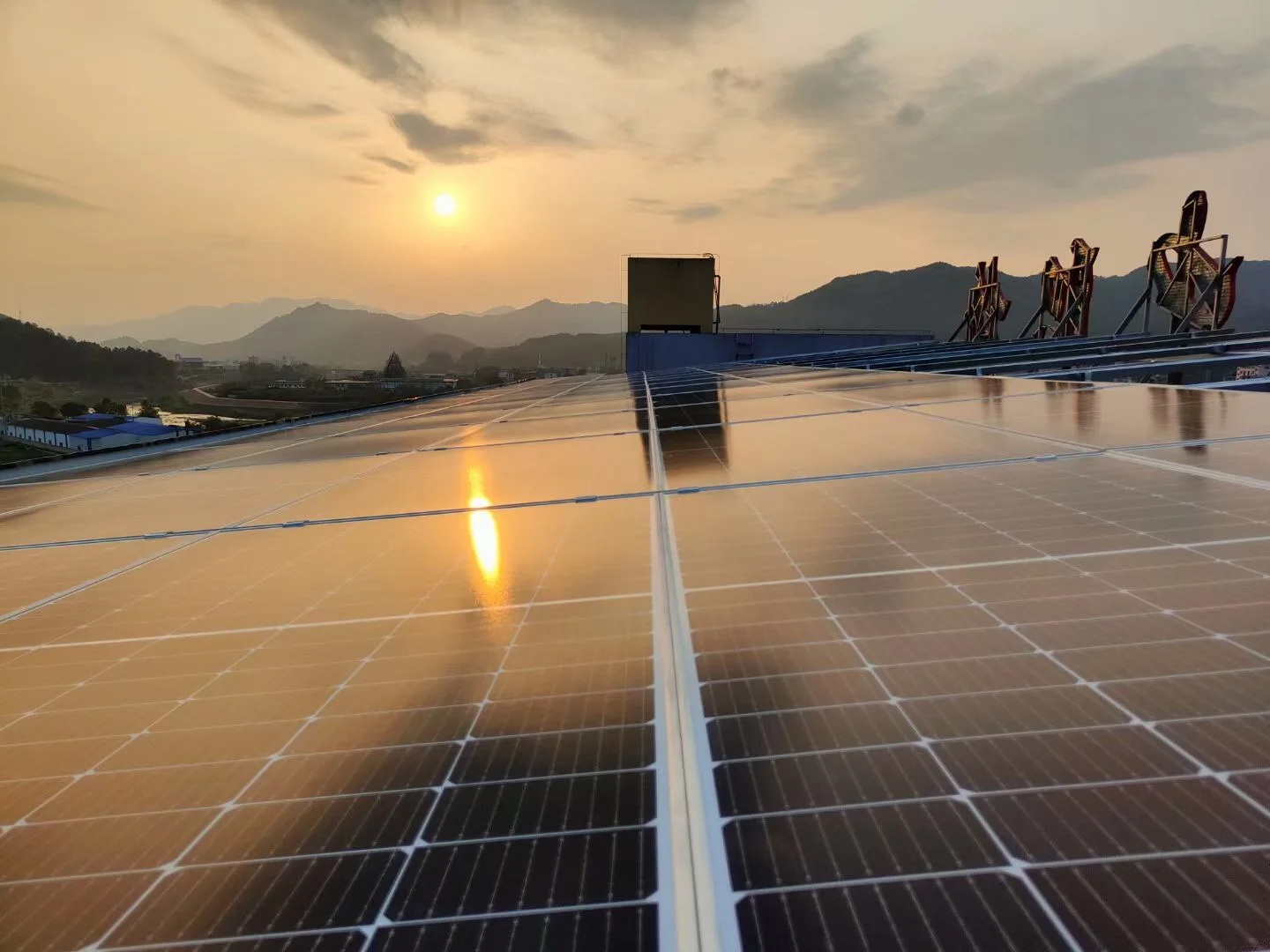 Half Cut Cell Mono 540w 550w 560w Solar Panel For Energy Solar Panel System With Solar Mounting System