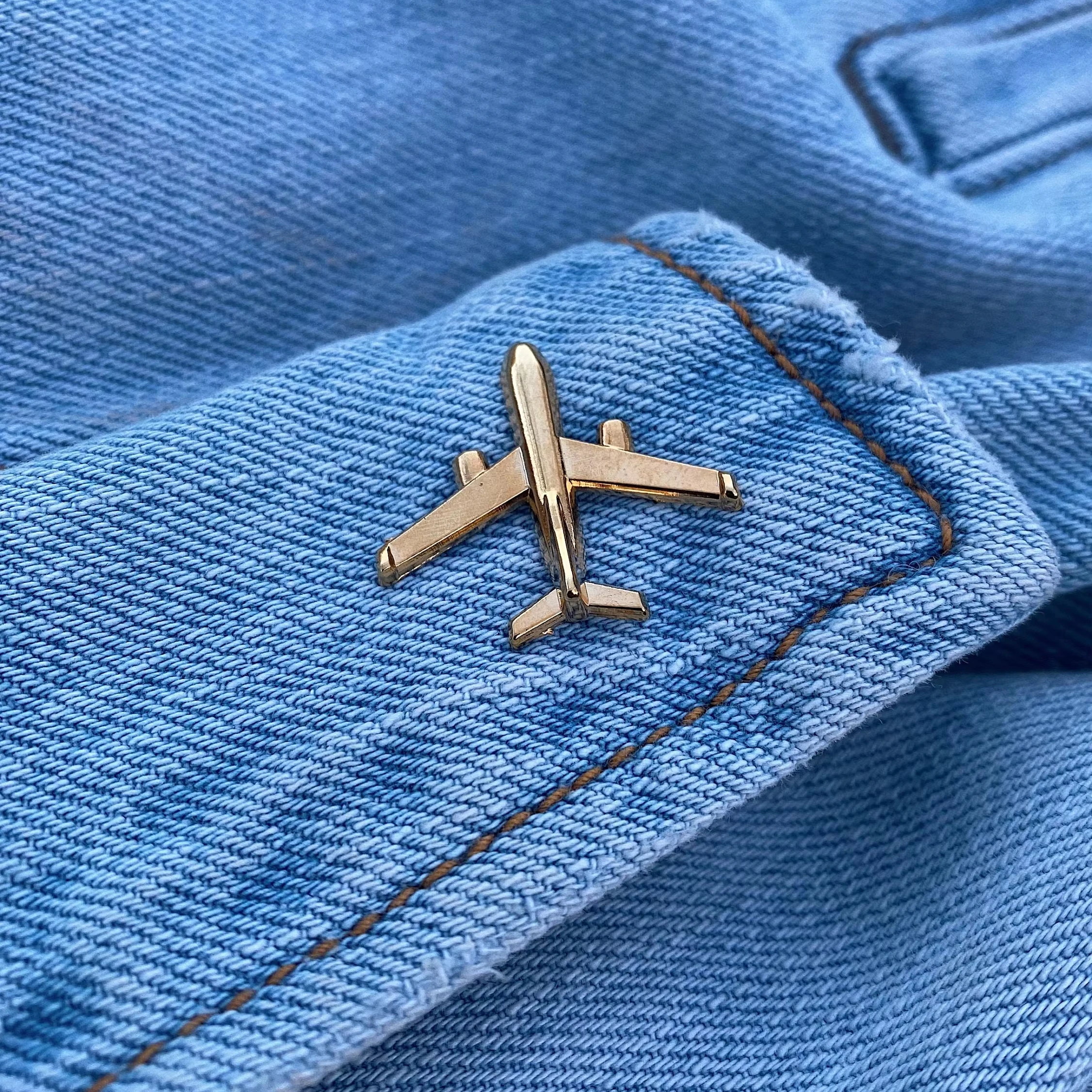 Wholesale manufacture cool metal airplane lapel pins badge cloth accessories fashion golden brooch custom pin airplane