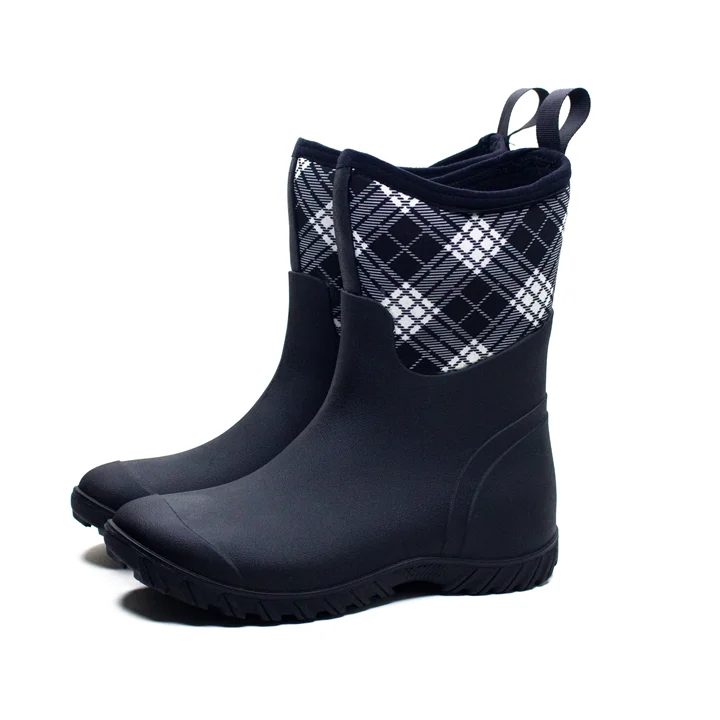 Outdoor insulated adults rain boots neoprene seamless rubber boots with comfortable foot bed for farm work .