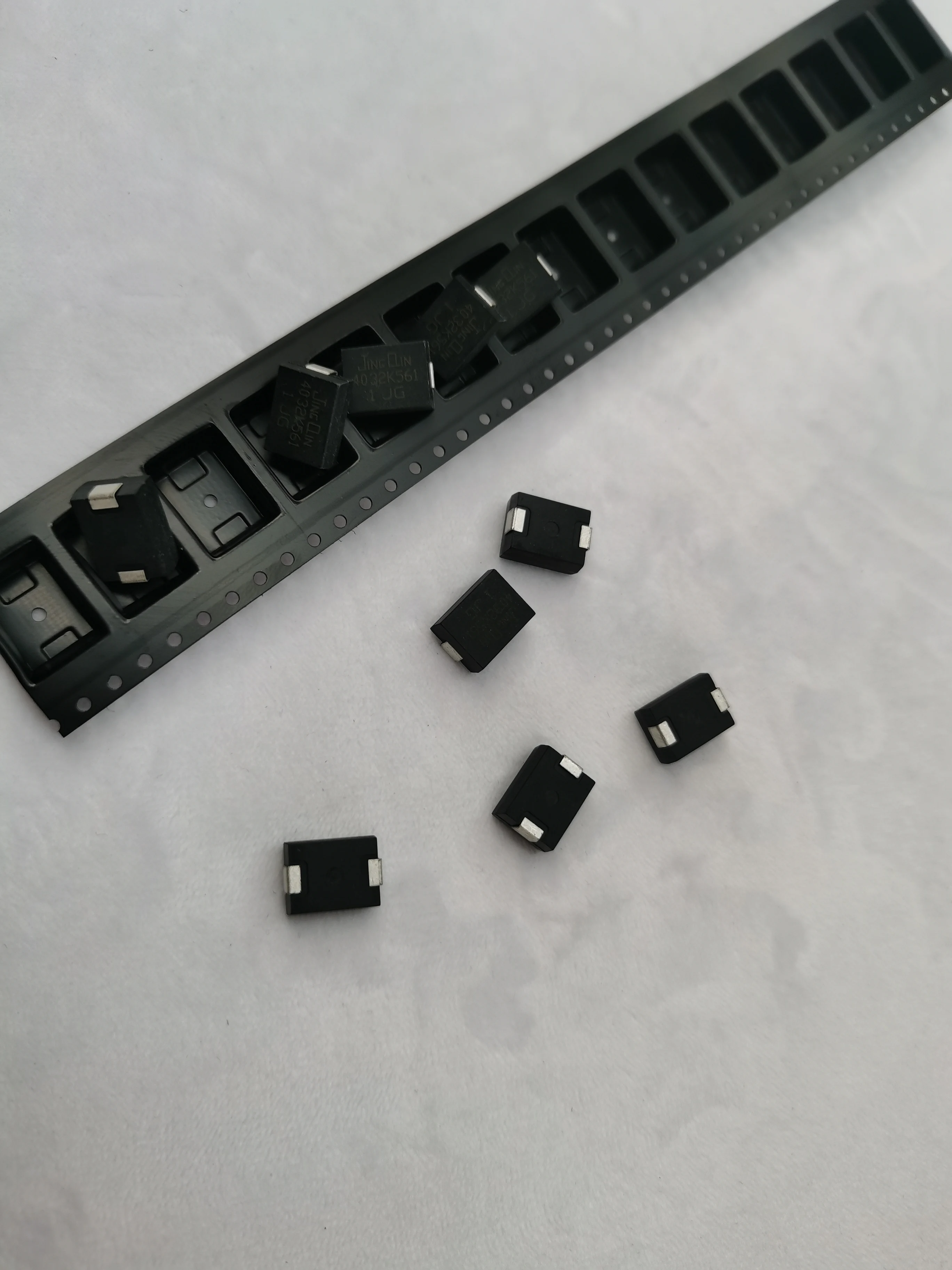 SMD Варистор 4032k561 чип