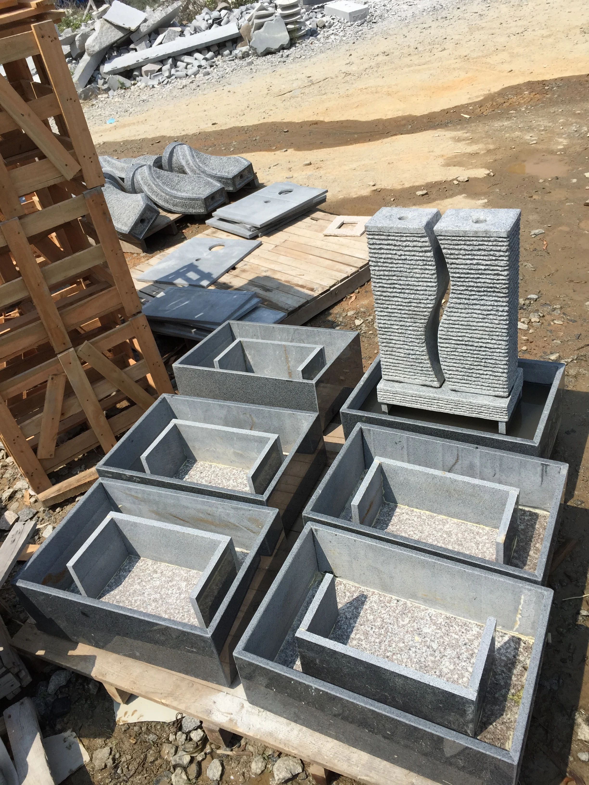 Hand Carved Outdoor Garden Wall Water Granite Standing Fountain for Backyard Decor