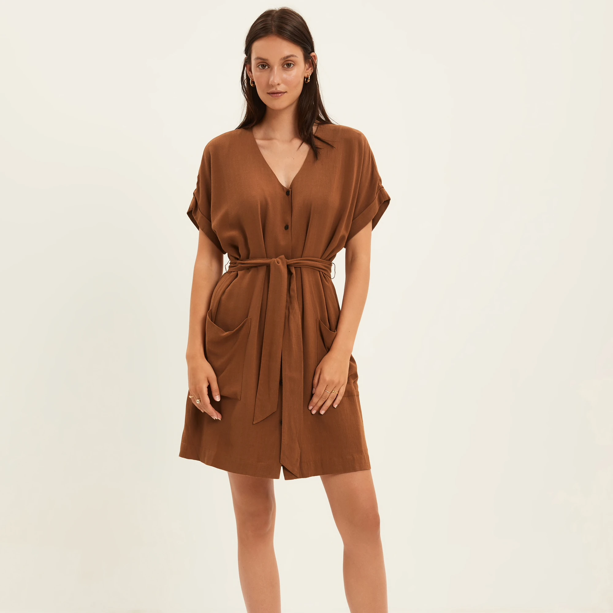 Женское платье с v-образным вырезом, пуговицами спереди и накладным карманом