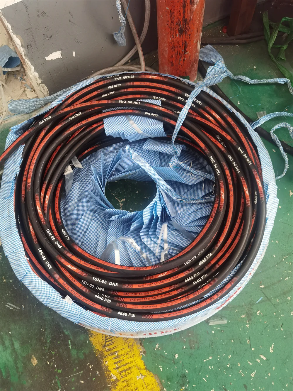 High Pressure Oil Pipe Two Layer Steel Wire EN 853 2SN Synthetic Rubber Hydraulic Hose