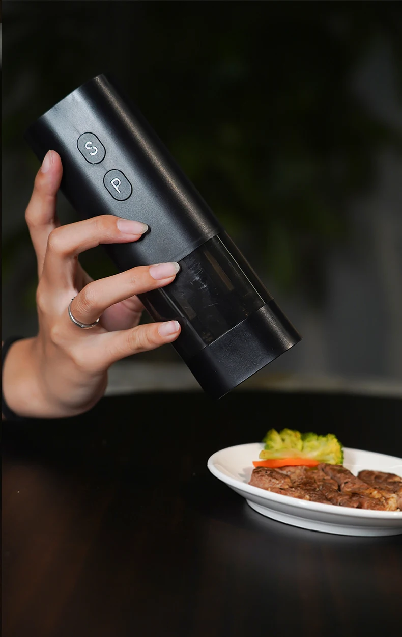 SP 2-in-1 salt& pepper grinder,  the LED indicator light is polished immediately, the translucent silo margin is clearly visible