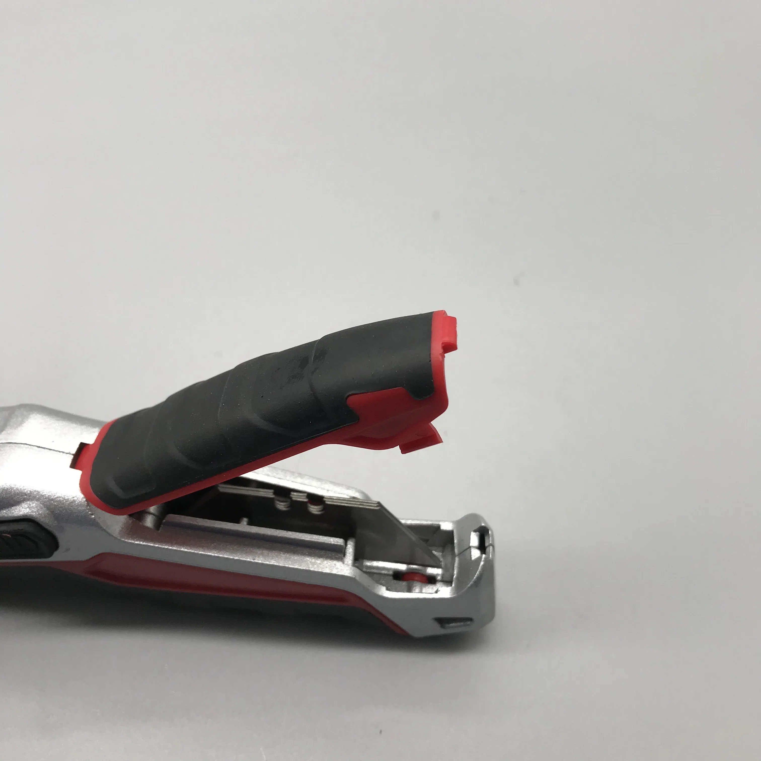 New design aluminum alloy auto retractable utility knife cutter with 3PCS replacement blade