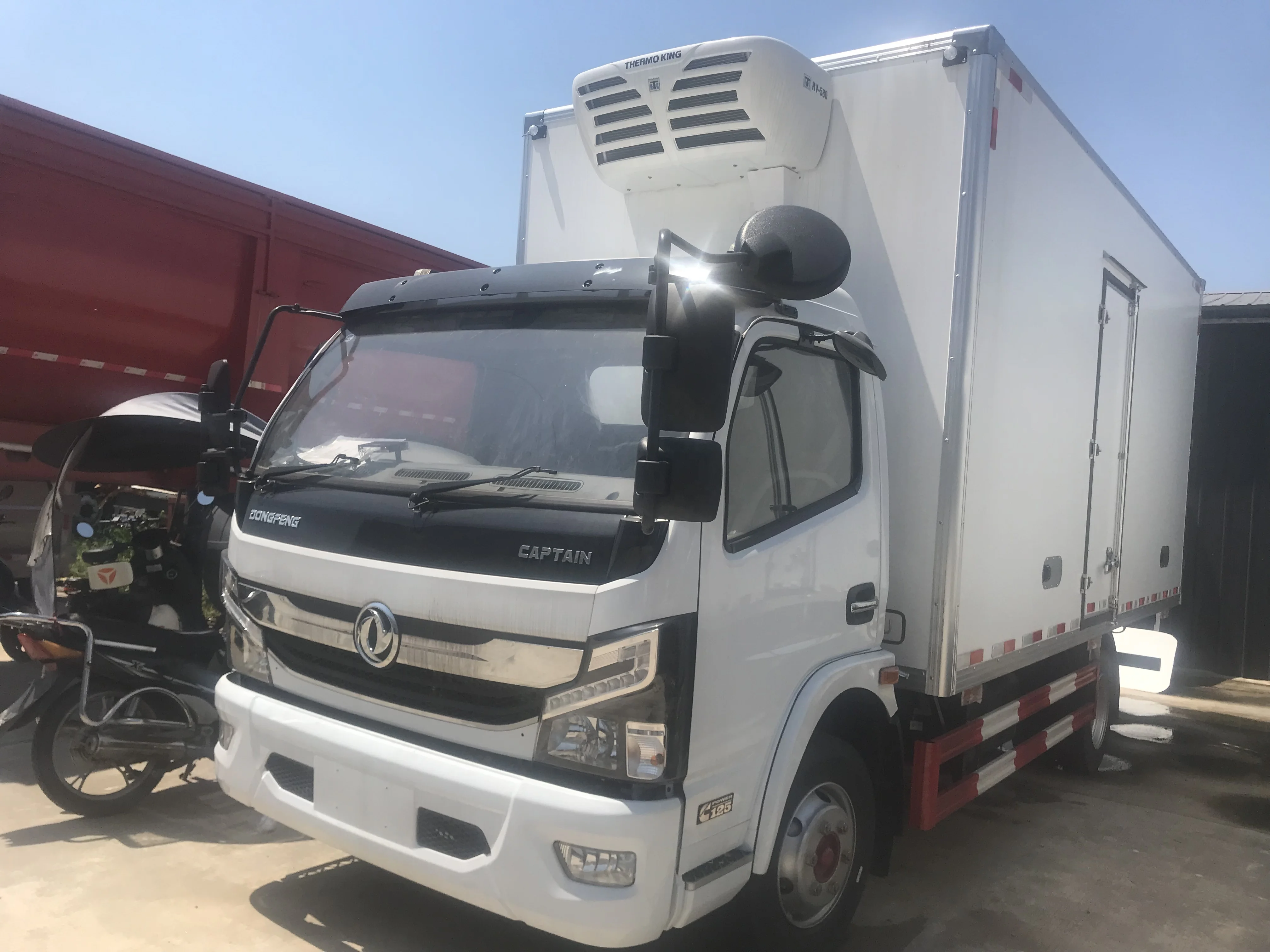 refined Chinamade 4Tons dongfeng reefer van box truck for Philippines Euro 4 diesel small new THERMO KING refrigerated truck