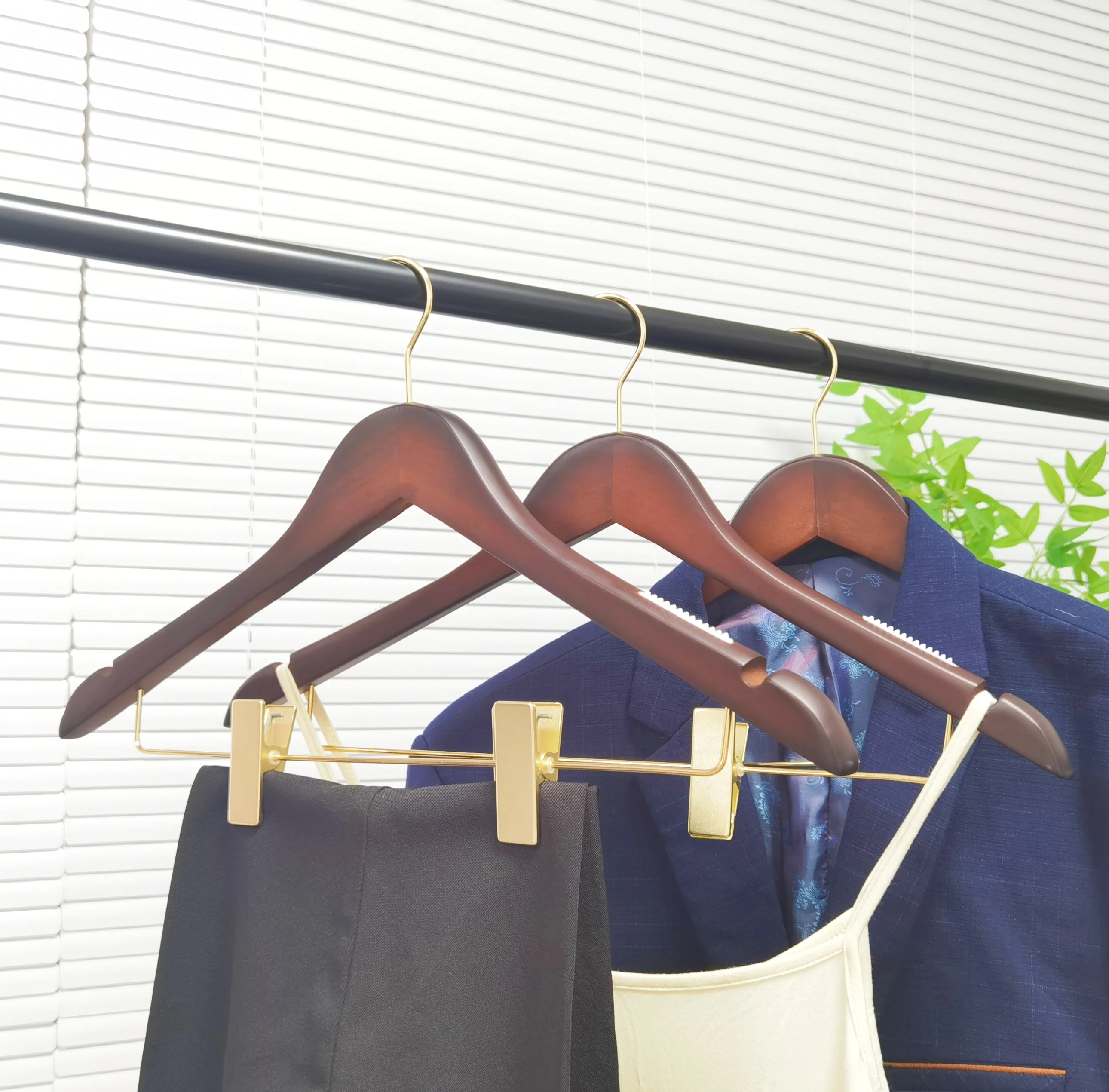 Hanger Factory Hot Sale Clothes Natural Wood Hangers Customized Wide Shoulder Wooden Hangers With Logo