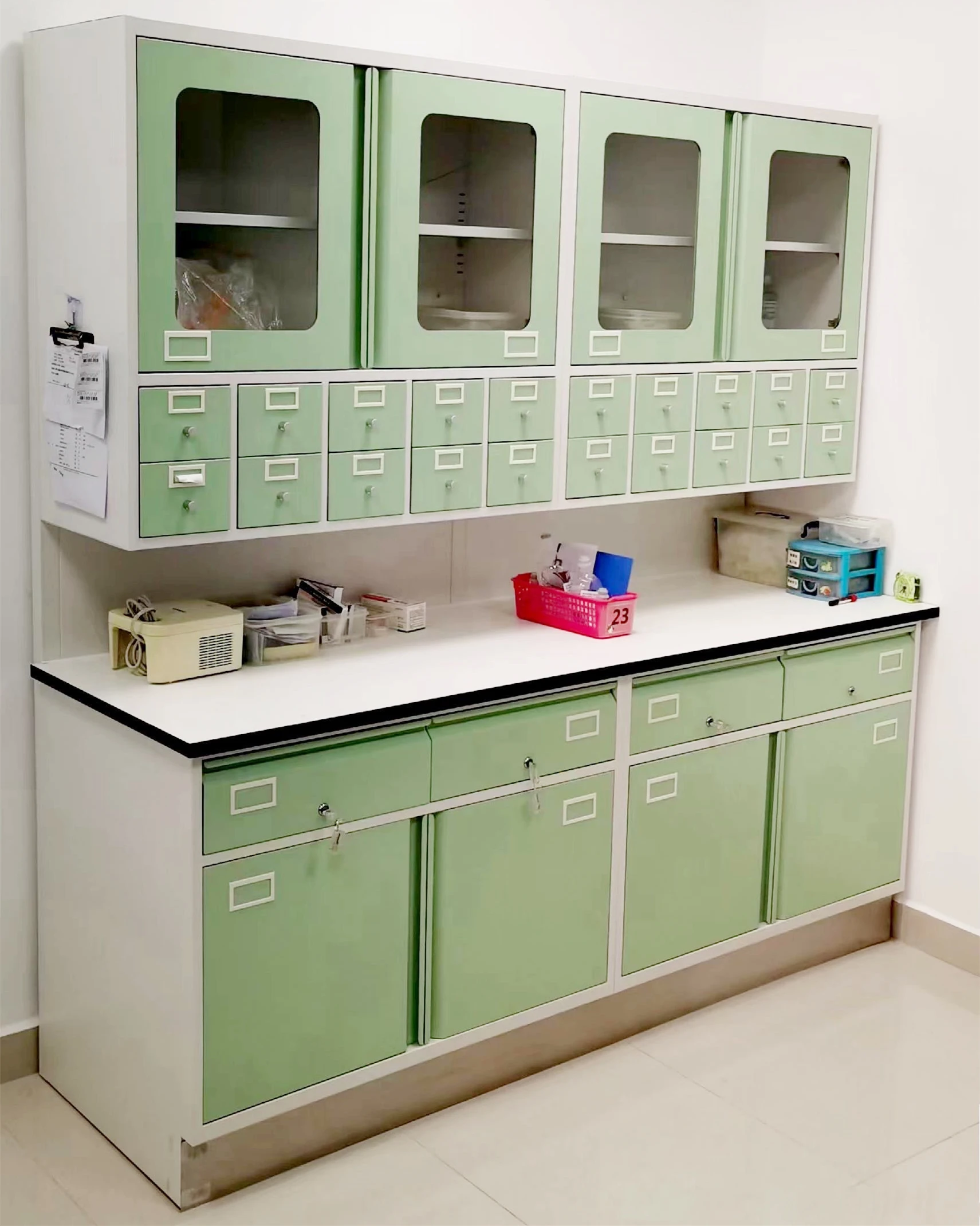 Lab Tables Bench for Central Workstations with Reagent Shelves Floor Mounted Construction