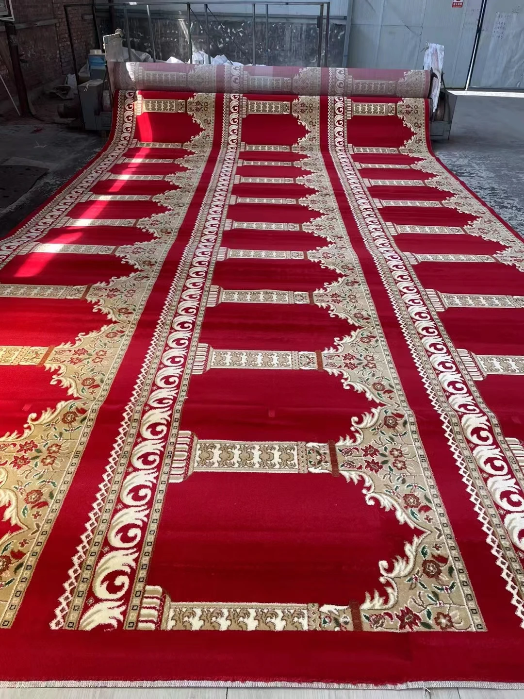 Wilton Comfortable Non-Slip Prayer Mat Easy to Clean Washable Mosque Carpet Jute and Polypropylene Machine Made for Home Use