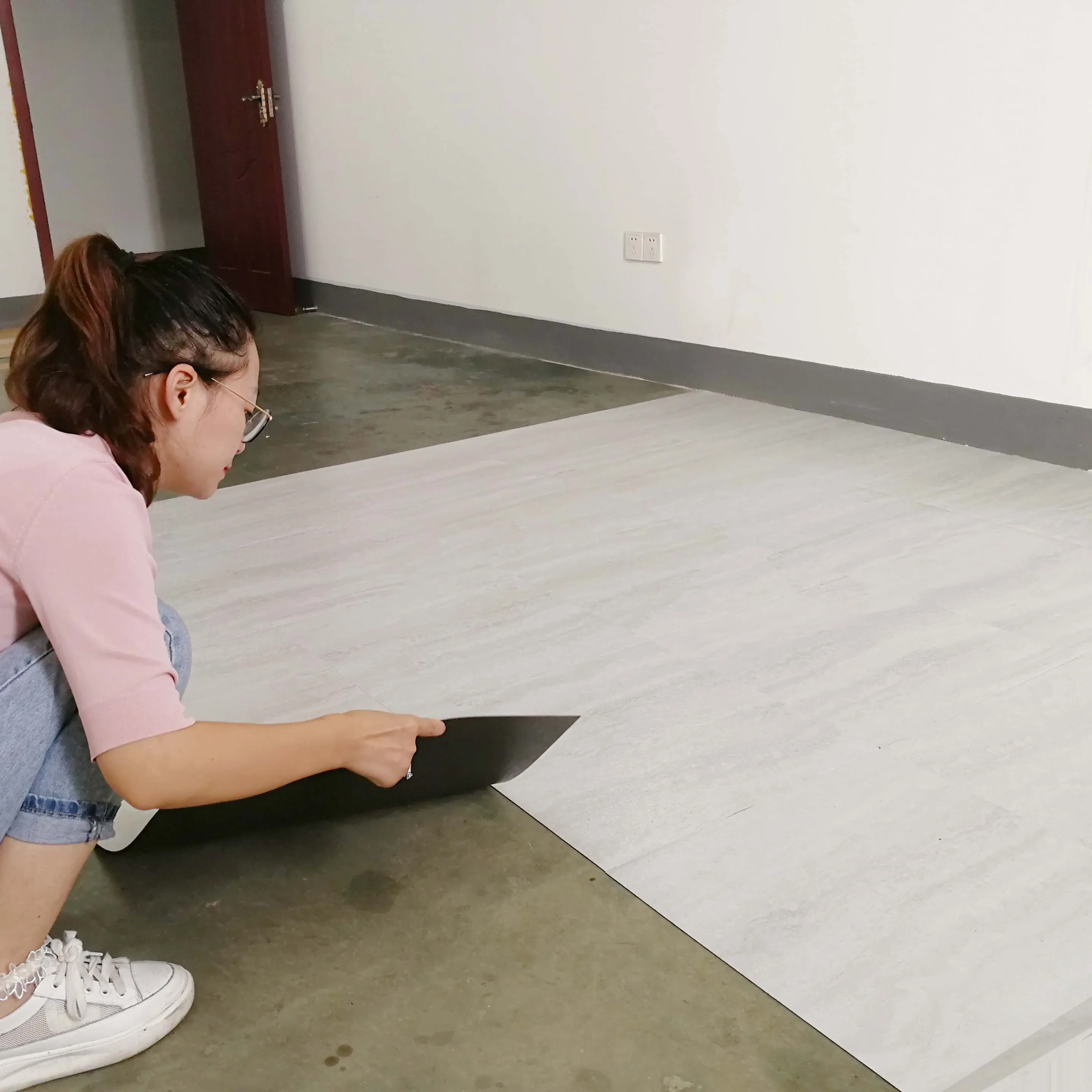 Customized Size Waterproof Stone Plastic Composite PVC Flooring