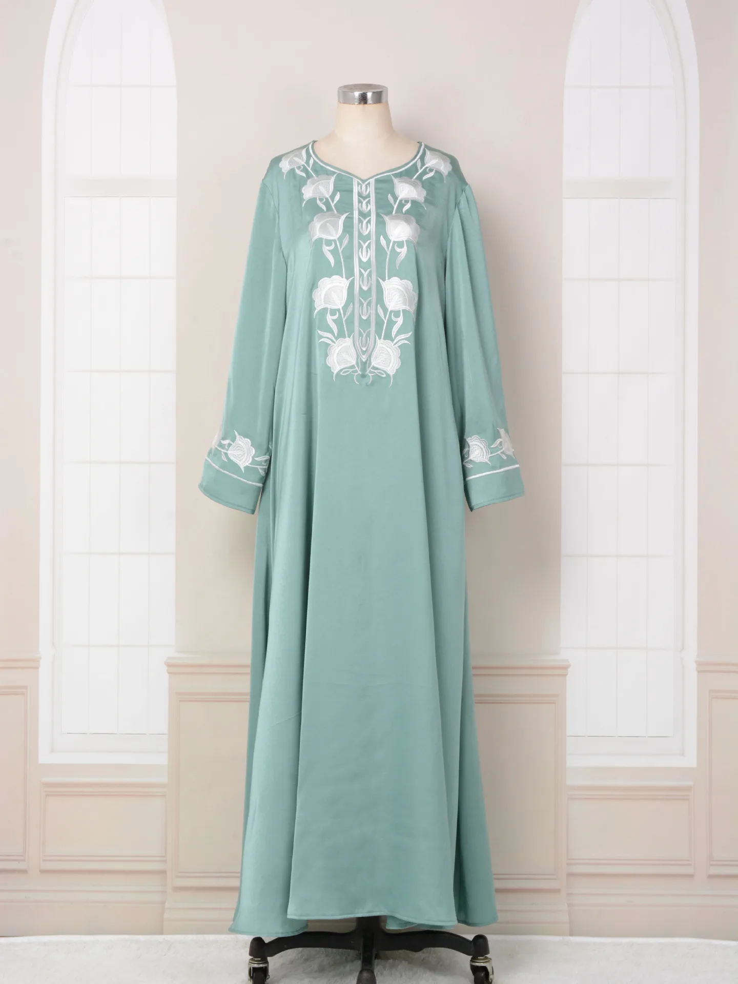 High Quality Loose  Long Sleeve Fashionable Embroidered  Abaya Dress for muslim Women