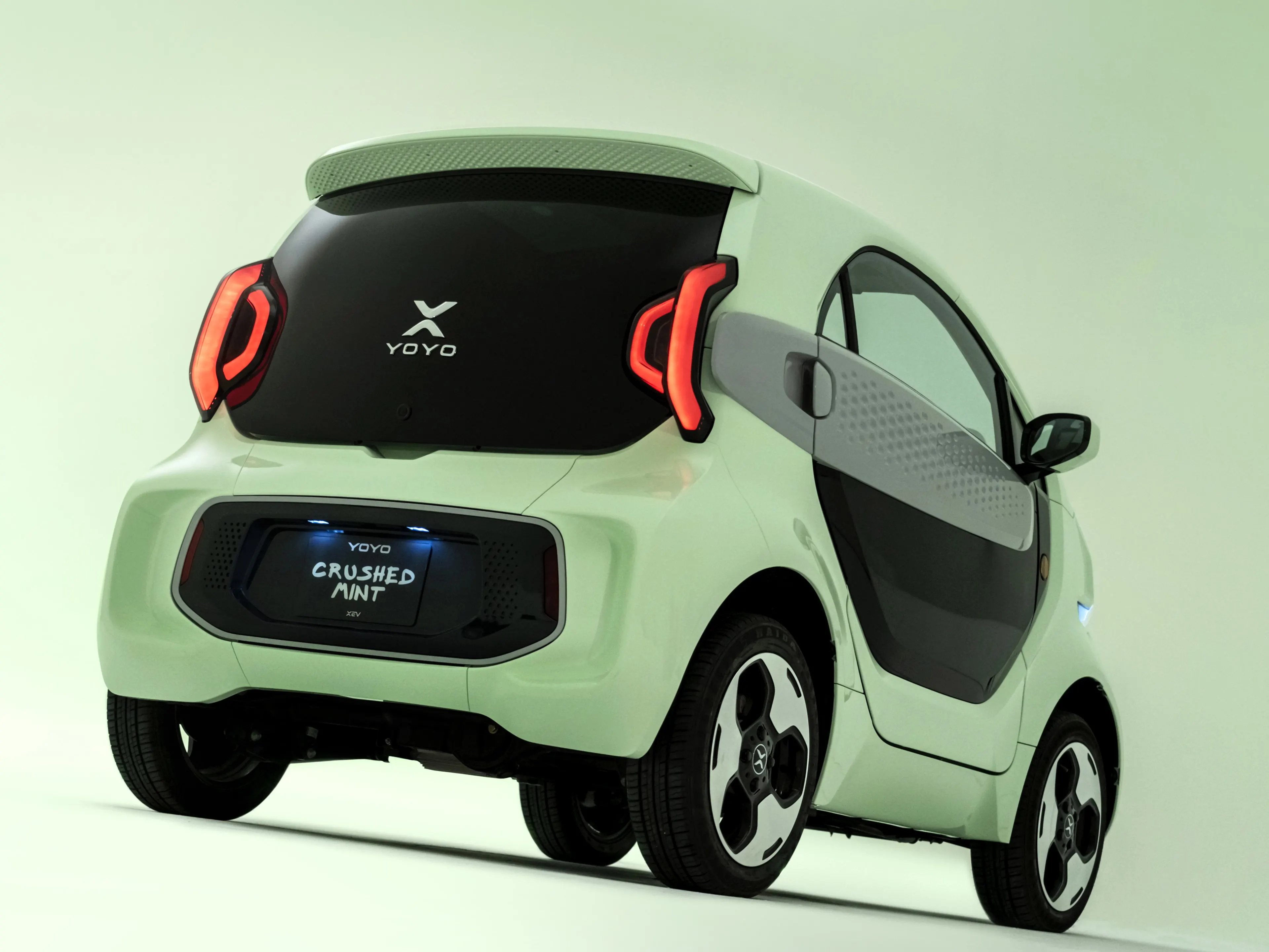 Лидер продаж 2024 новые автомобили XEV Yoyo E-car Pro 2 сиденья 150 км Электрический мини-автомобиль с батарейным питанием для взрослых 3D-печать энергетические