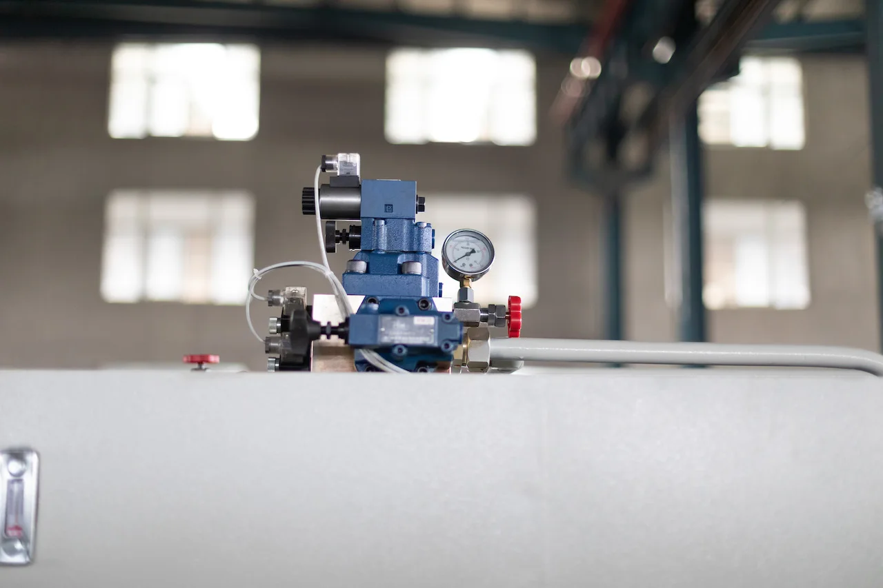 Hydraulic plate shearing machine cutting steel plate,metal cutting machine cutting length 3200mm with 13 mm thick metal