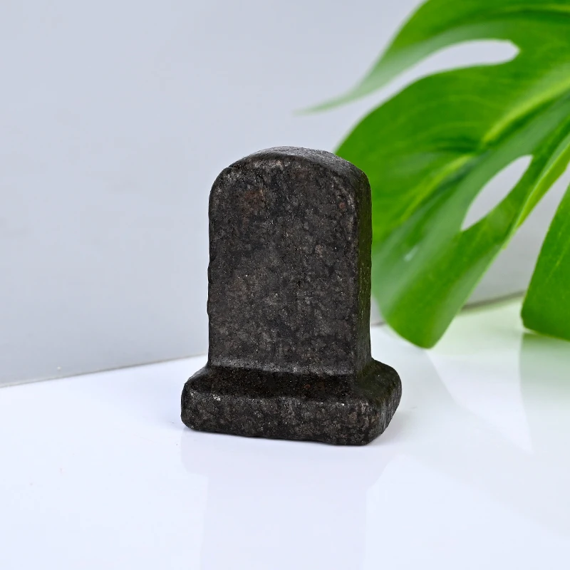 Hot-selling high-quality natural crystal mini tombstone for Halloween gift decoration.