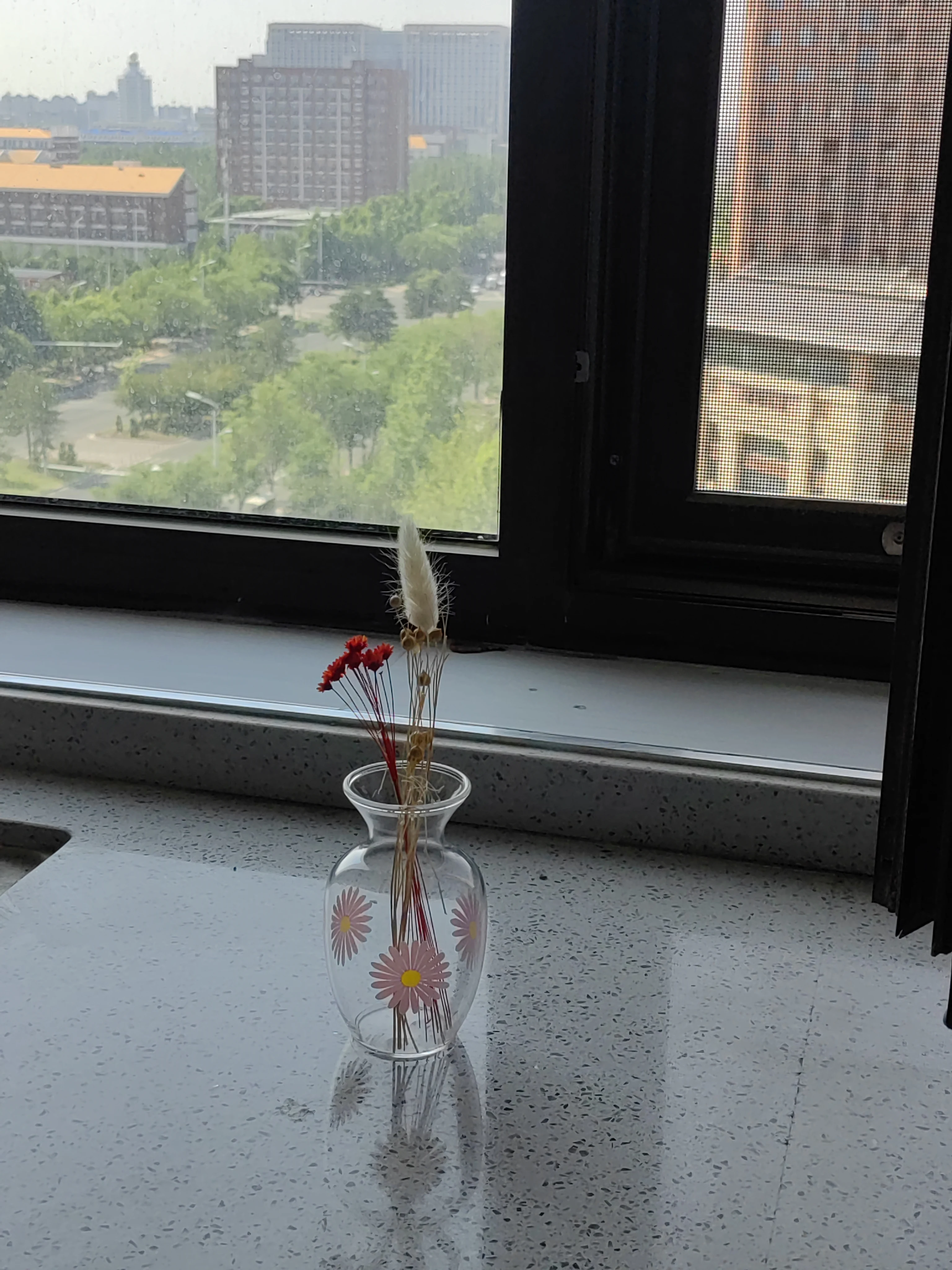 Elegant  Unique Home Decor Art-Painted Pink Daisy Small Glass Vase