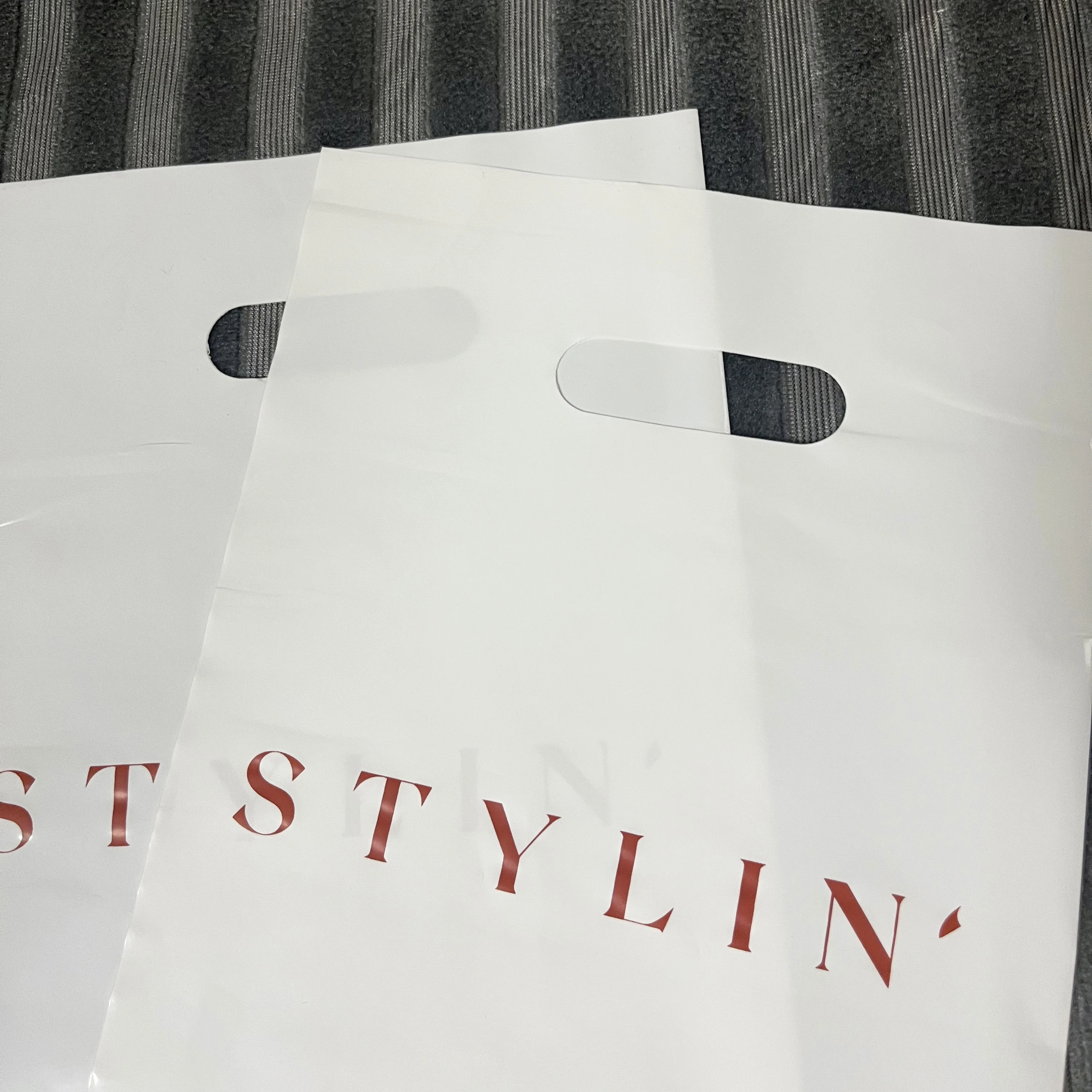 Hot Sell High Quality Printed  Plastic Packaging Bag Merchandise Handle Plastic Die Cut Bag For Clothes Shopping Bags With Logo