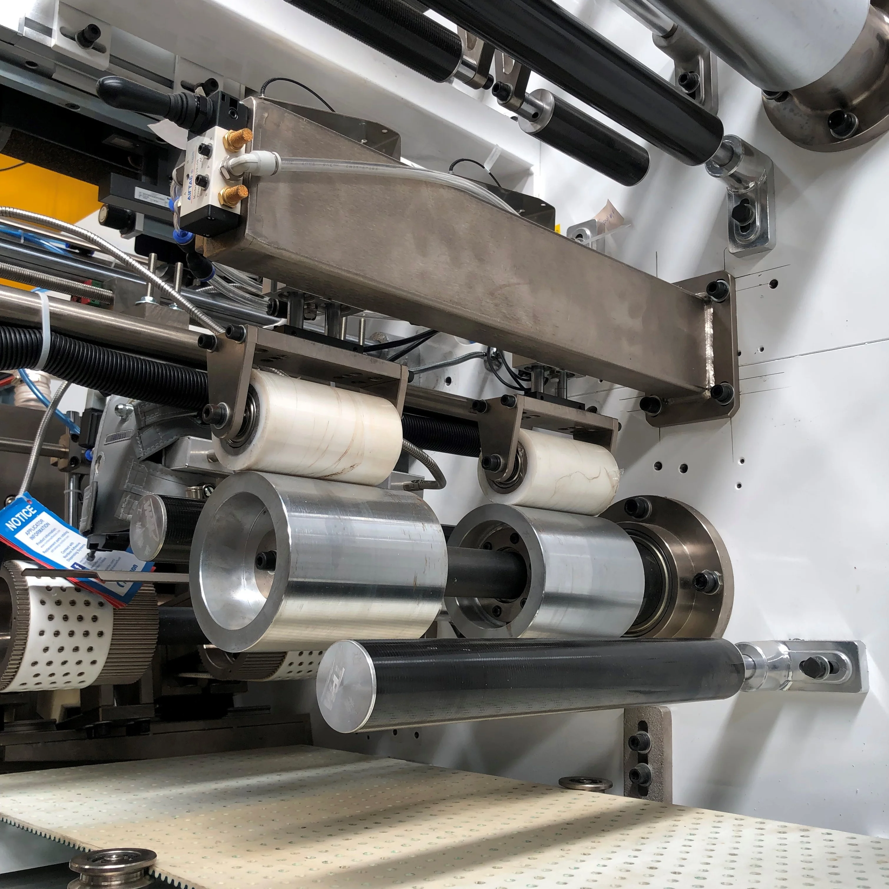 Best design for baby diaper making machine t shape with CE certification