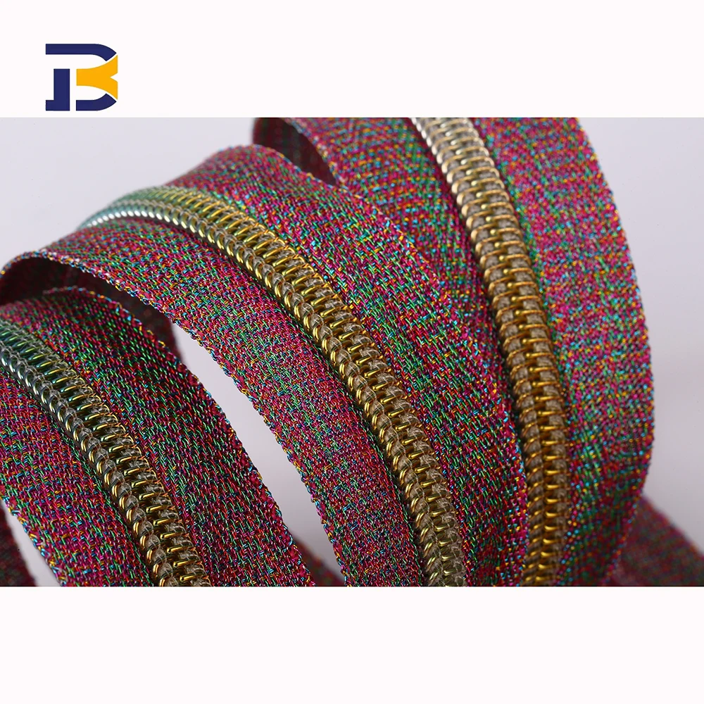 Best-selling high-quality No.5 nylon zipper color-contrast teeth used in the production of clothing bags.