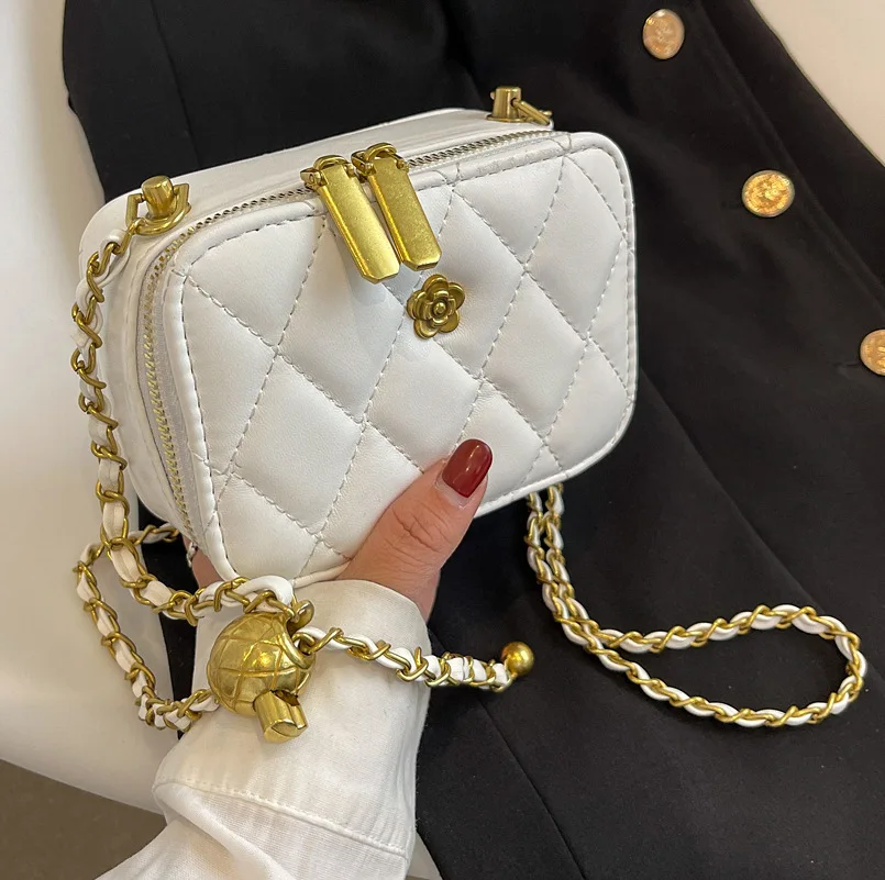 Metal Flower Chain Ladies Handbags Messenger Bag Women Cross Body Bag 2022 New Small Quilted Plaid Design Summer PU Storage Bag