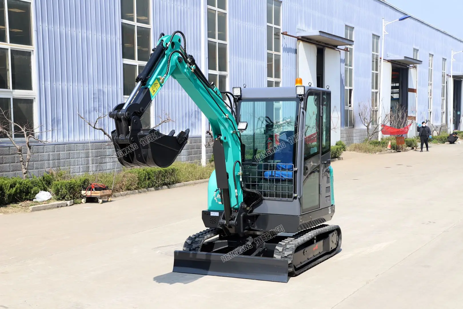 hot sale 3.5 ton mini excavator can be equipped with different accessories such as broken hammer, rake and  drill