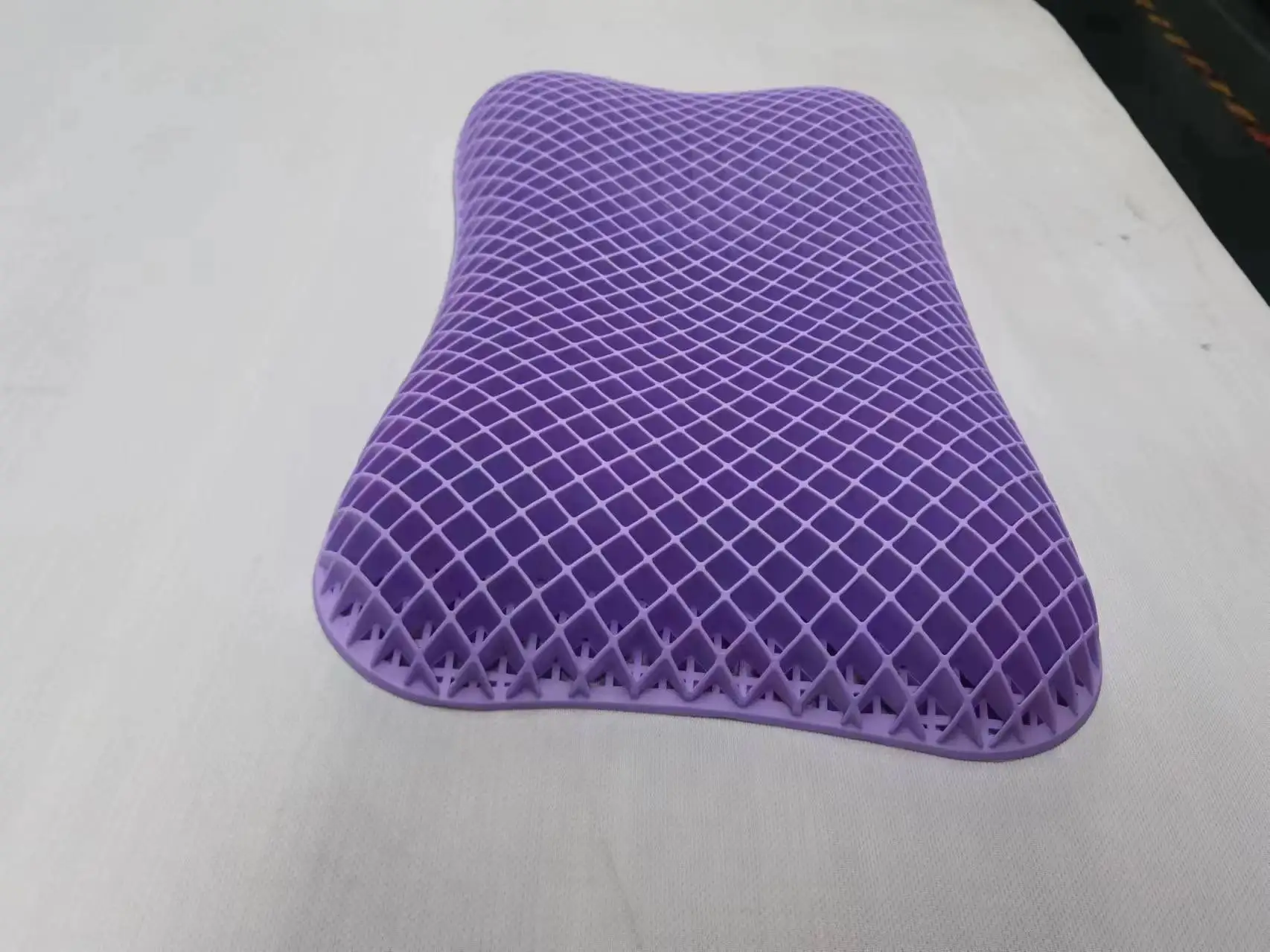 Pressure relief and contour-hugging support silicone silica gel grid pillow