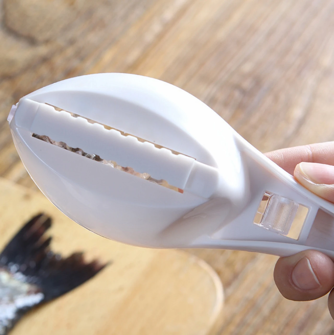 Manual Fish Scales Scraper Home Seafood Tools Kitchenware Fish Scales Scraper with Storage Box