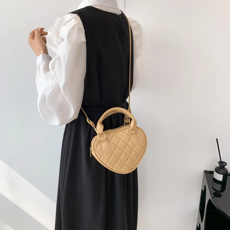 Latest design heart shape women handbag vegan leather mini purse for girls lady
