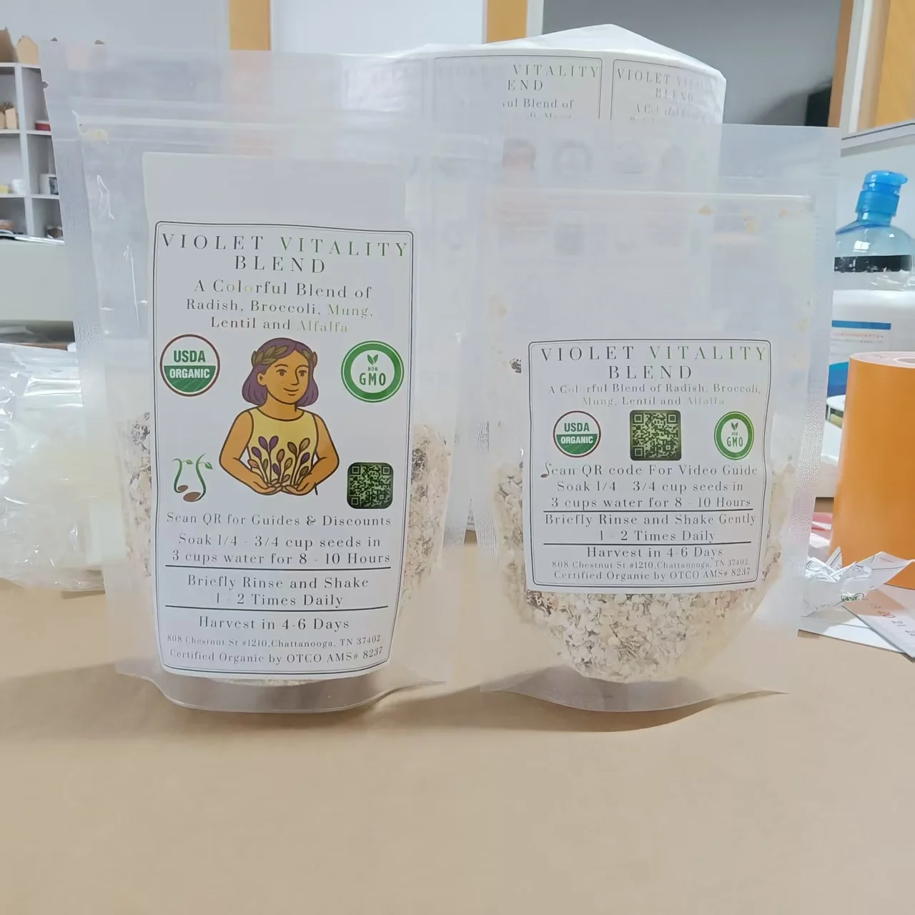 Экологичная клейкая этикетка для пищевых продуктов с глянцевой ламинацией из БОПП ПЭ ПВХ печатью CMYK и горячим тиснением золотой фольгой на заказ косметики