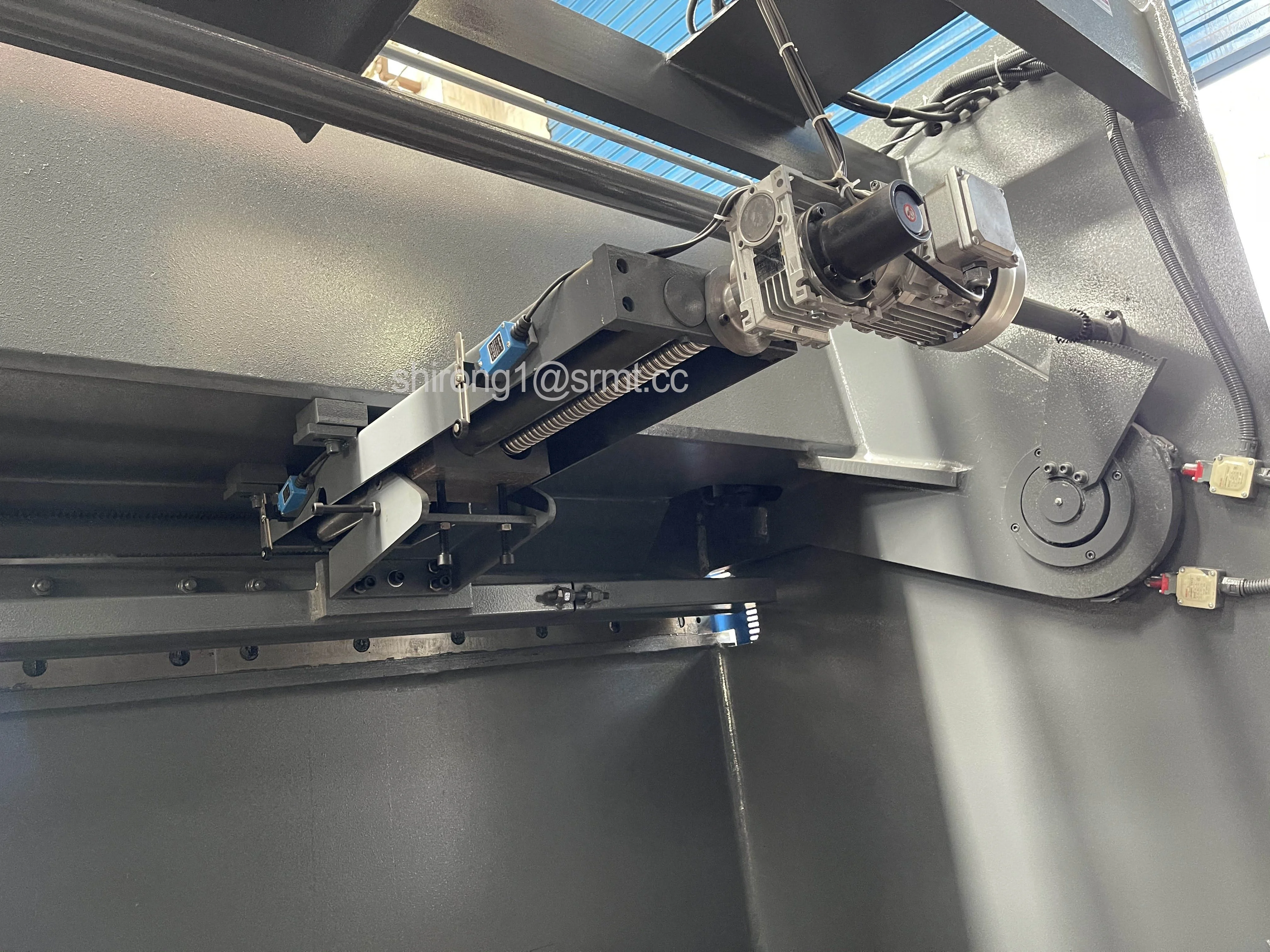 8*2500 factory sale  hydraulic  shearing machine metal cutting machine