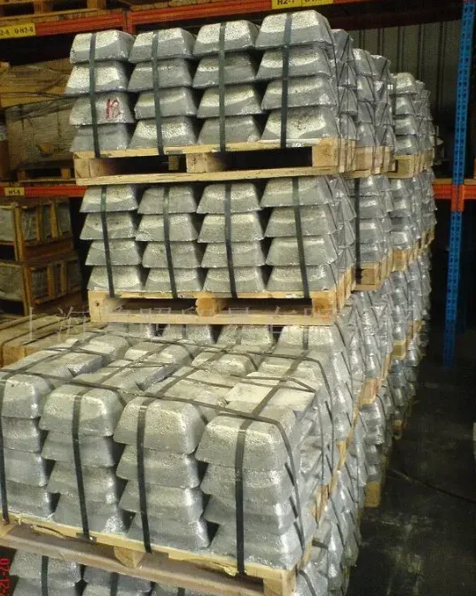 В марте с склада были экспортированы большие партии слитков