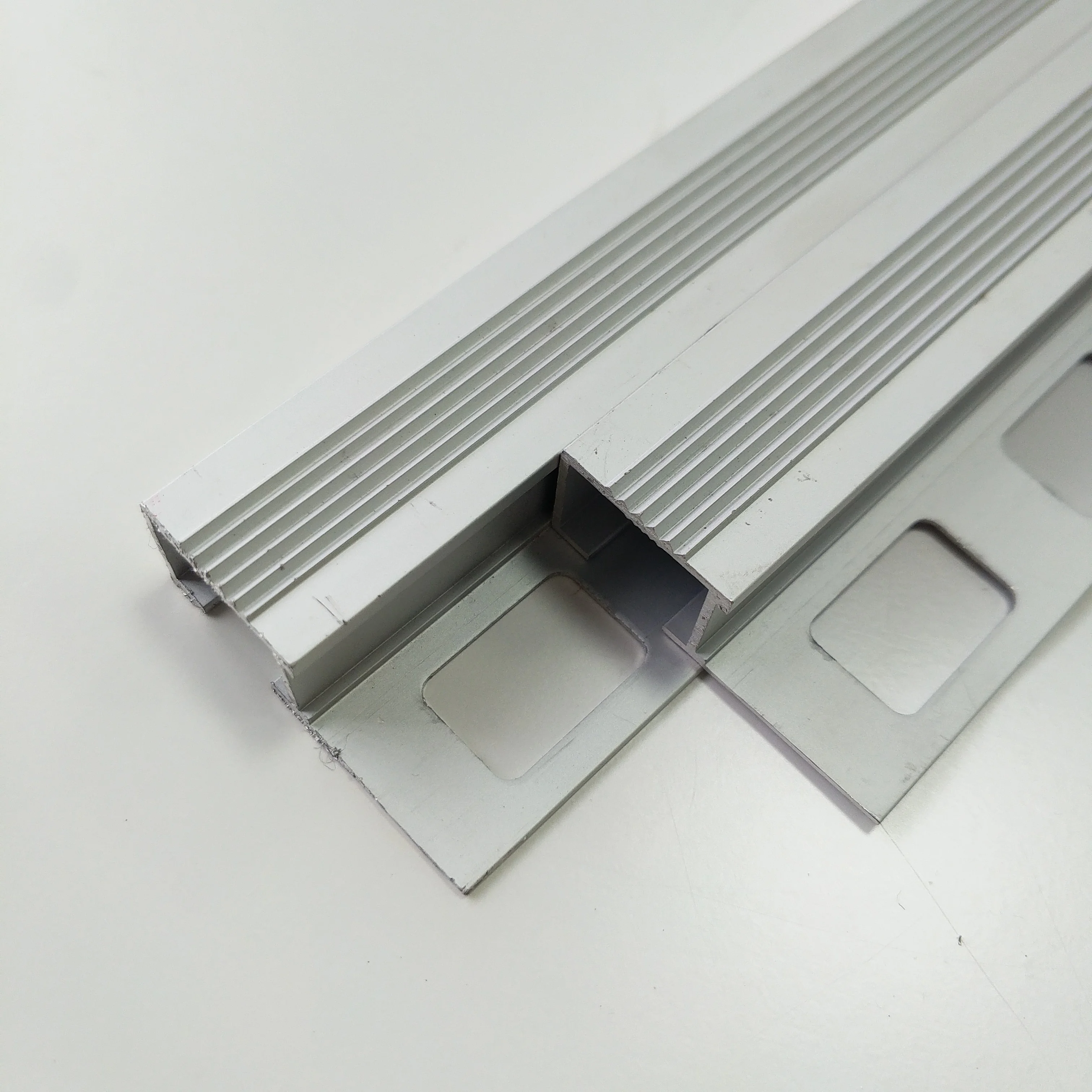Beautrim low price aluminum Anti-slip tile stair nosing