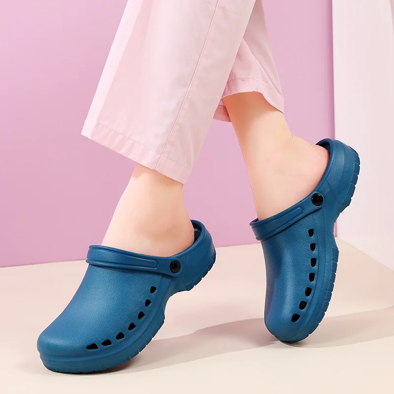 2024 New Unisex EVA Nurse Clogs Medical Safety Shoe Wholesale Garden Clogs Mules Anti-slippery Nursing Clogs hole Shoes