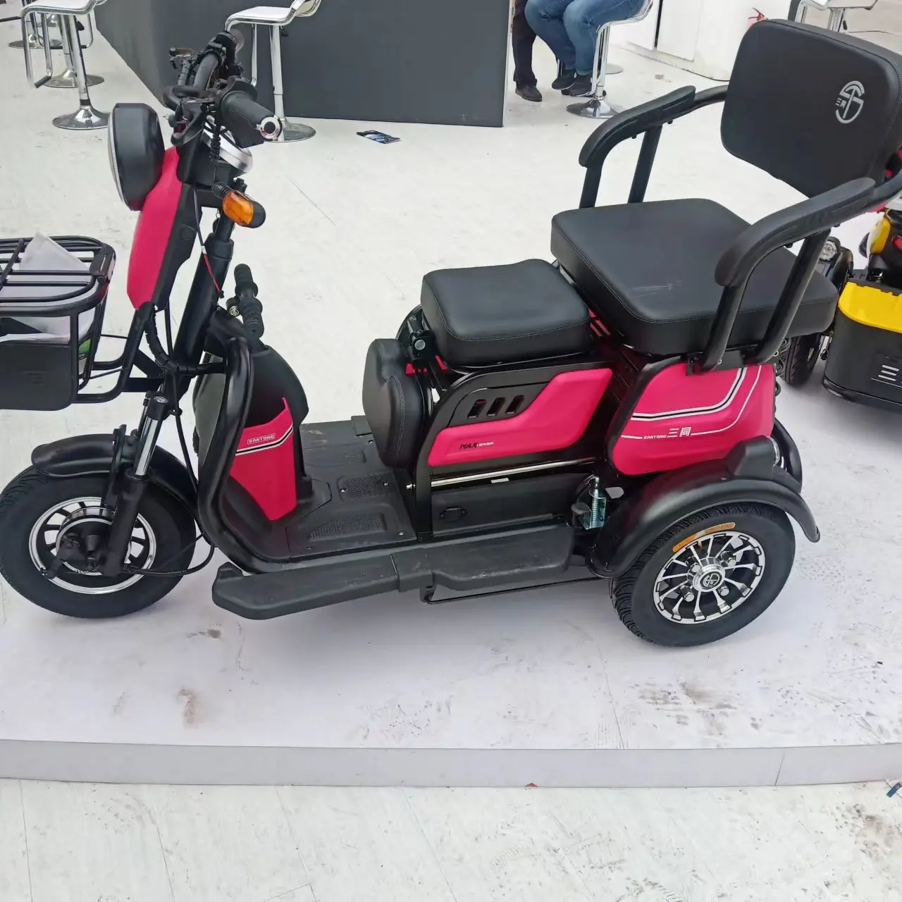 2024New electric tricycle high-power cargo pulling manned UniversalFactory wholesale electric motor bike electric tricycles