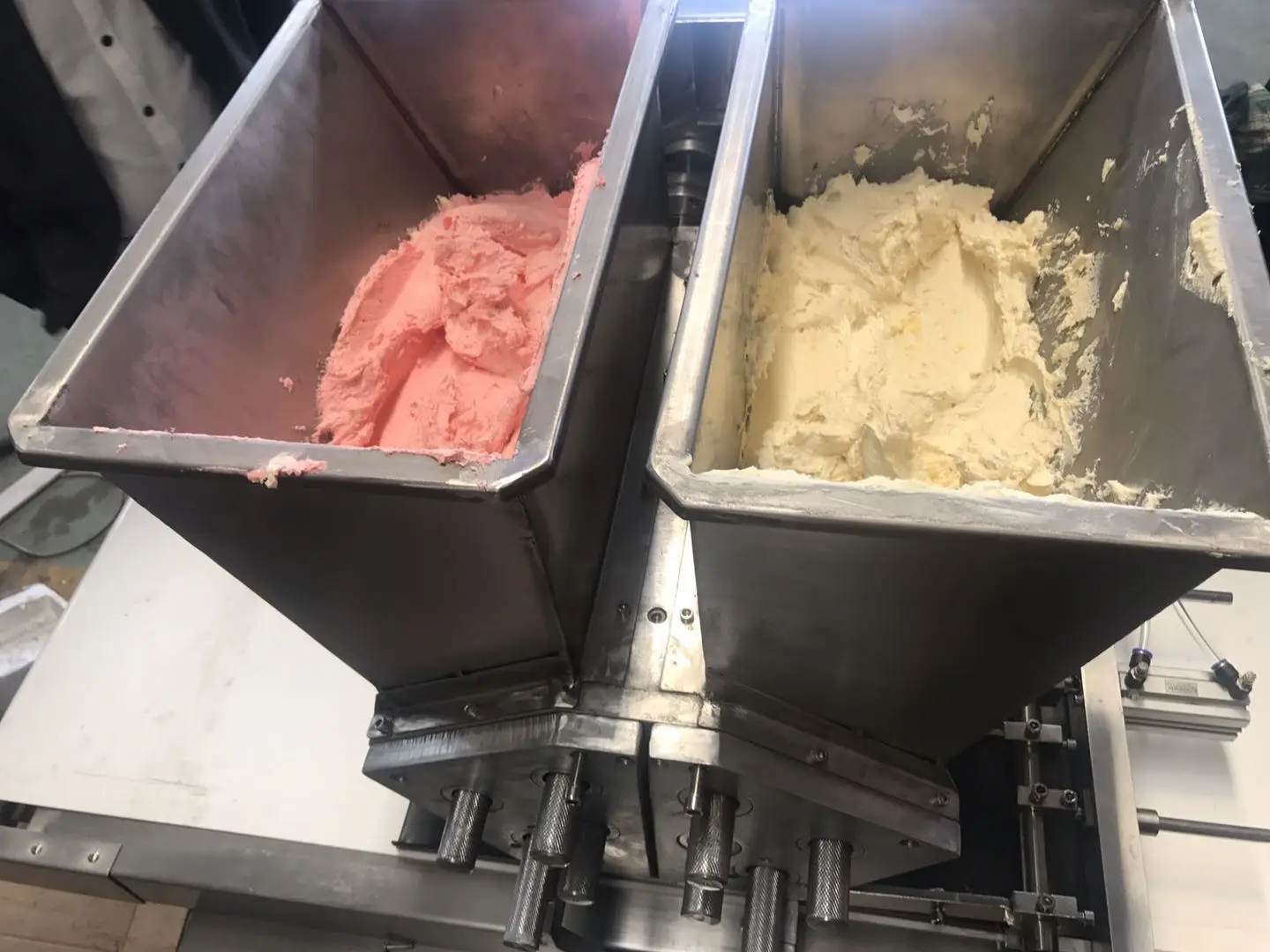 PLC Cookie Dough Cutting Wire Cut Dropping Small Two Color Cookie Making Machine