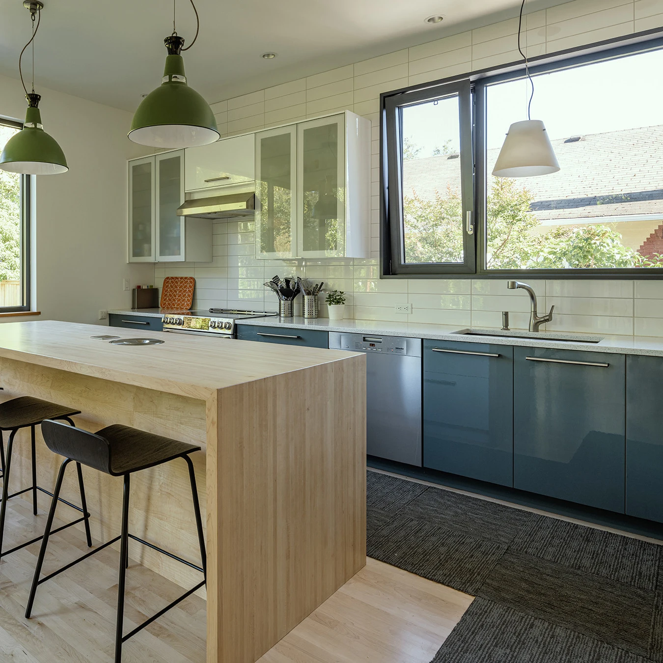 Energy Efficient Double Glass Tilt Turn Casement Window Made by Chinese Factory for Villa Application