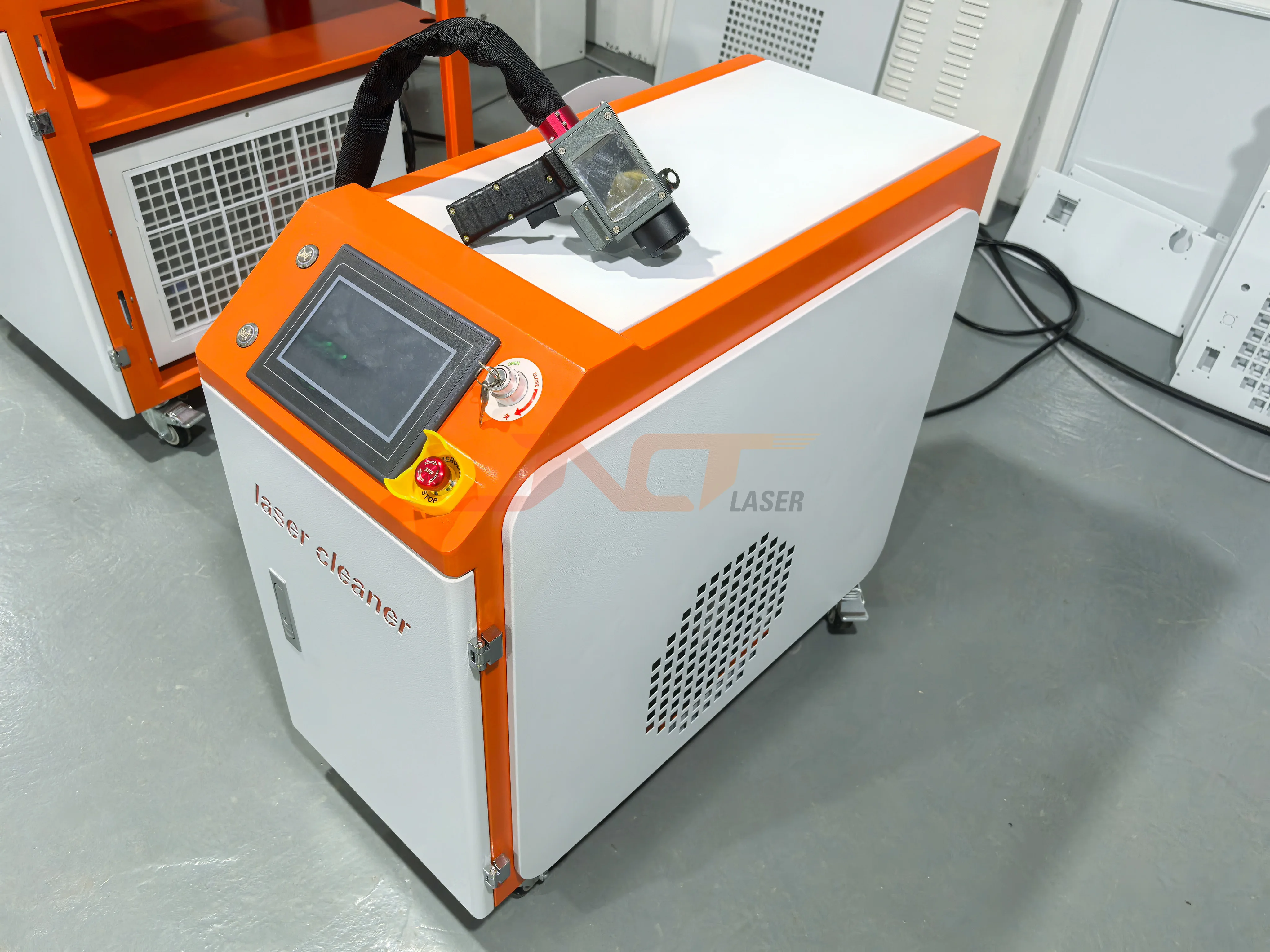 Handheld 100w 200W 300W  portable laser rust paint oil cleaning machine laser cleaning machine wood door