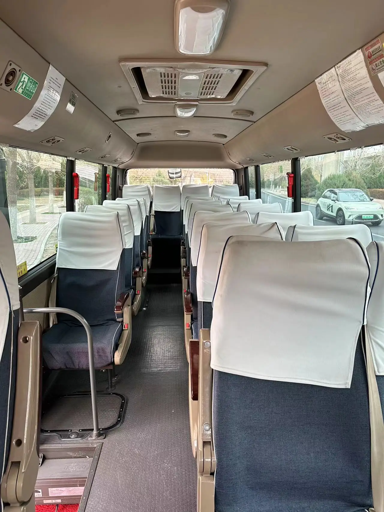 23-Seater Luxury Minibus Used Coach Bus with 4L Engine Manual Transmission Euro 4 Emission Standard for Sale